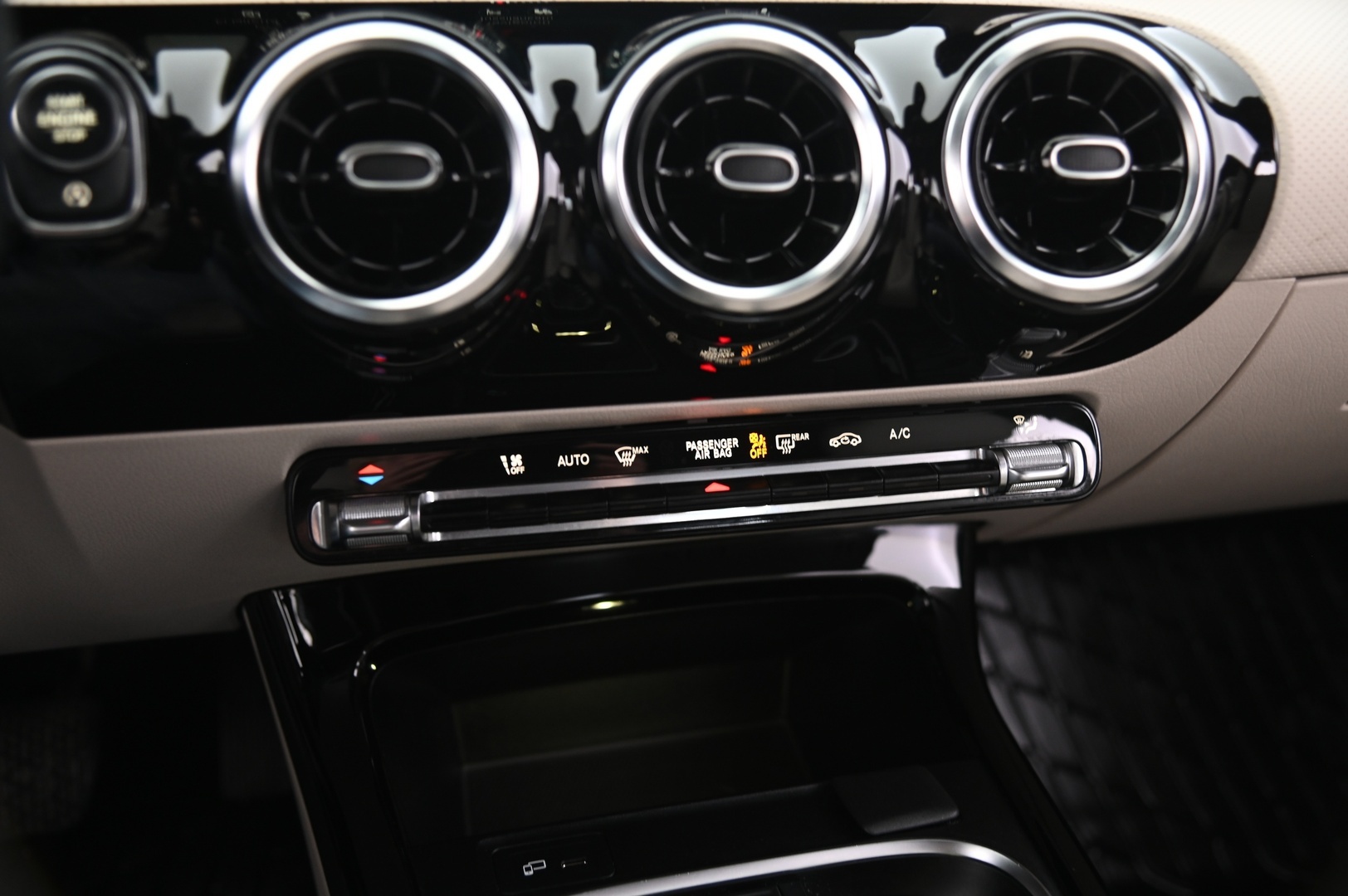 MERCEDES-BENZ A 2022