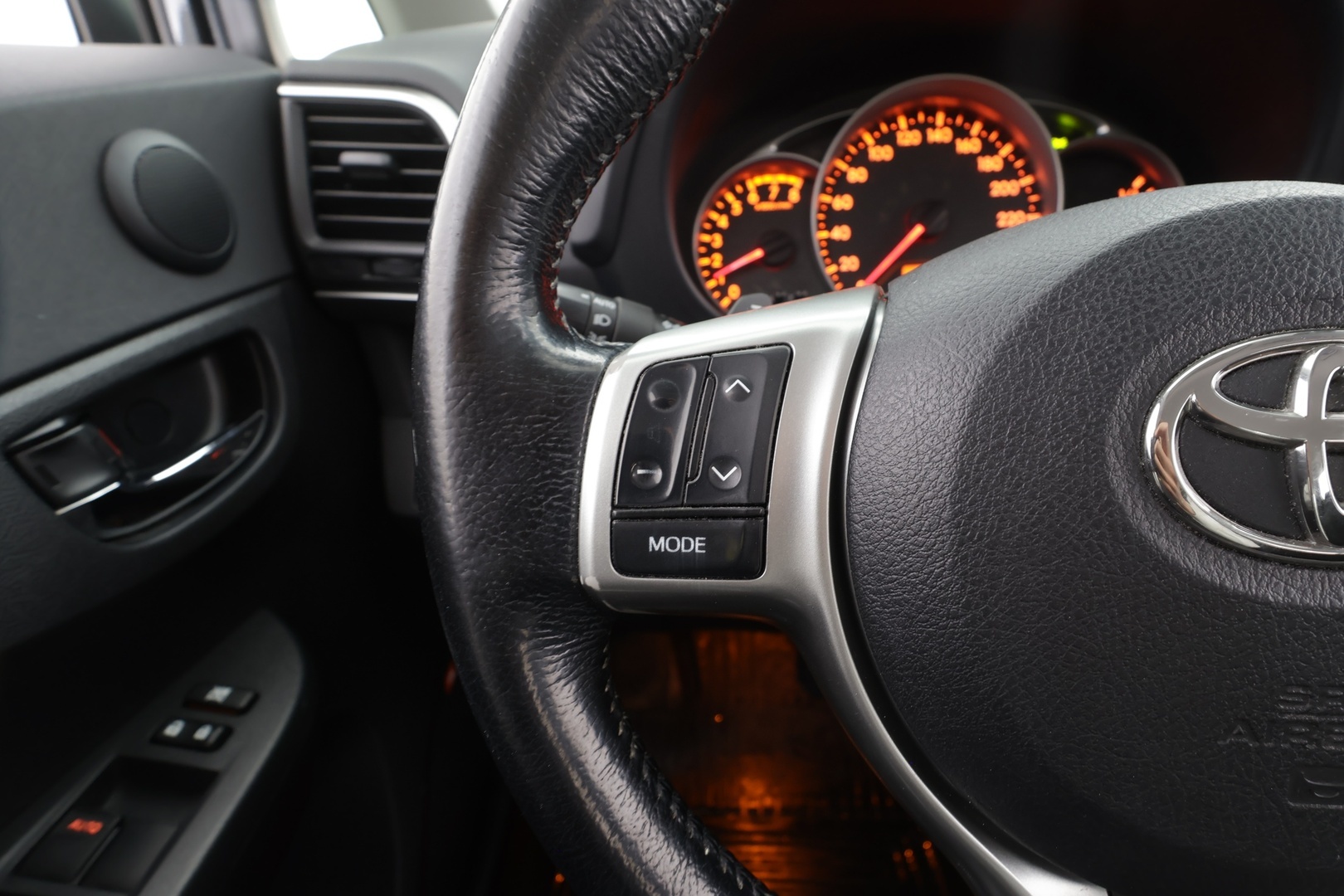 TOYOTA Verso-S 2012