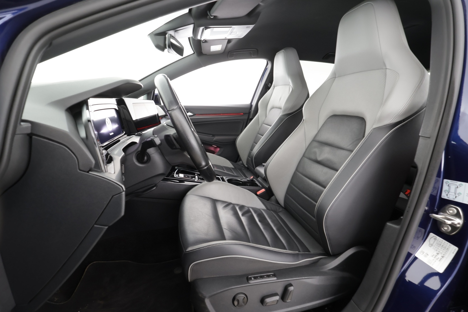 VOLKSWAGEN Golf 2023