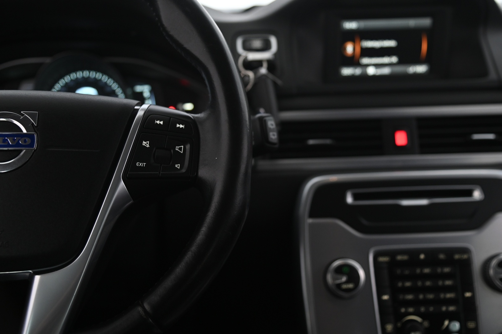 VOLVO V70 2016