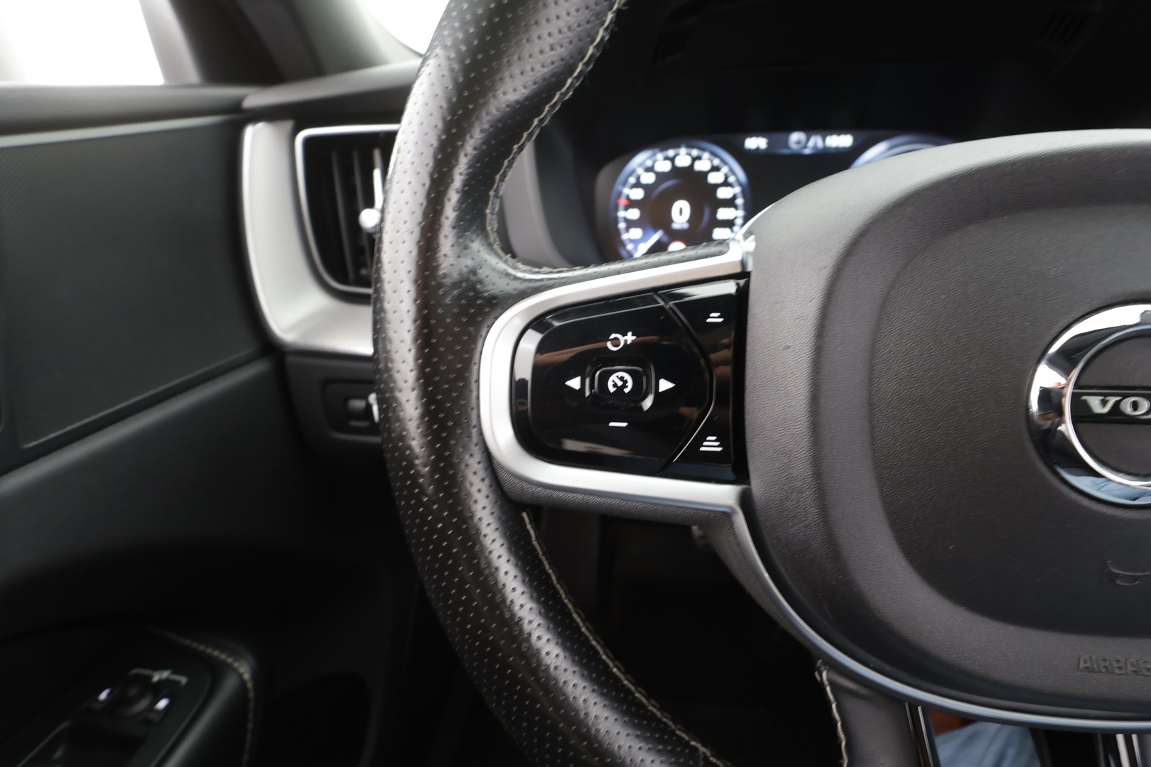 VOLVO XC60 2018