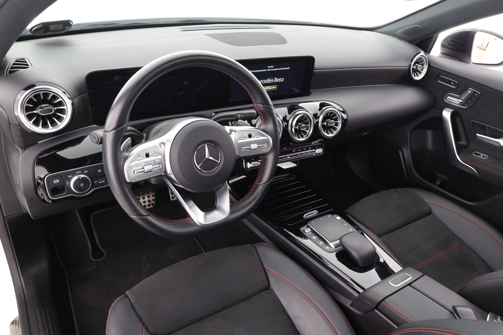 MERCEDES-BENZ A 2022