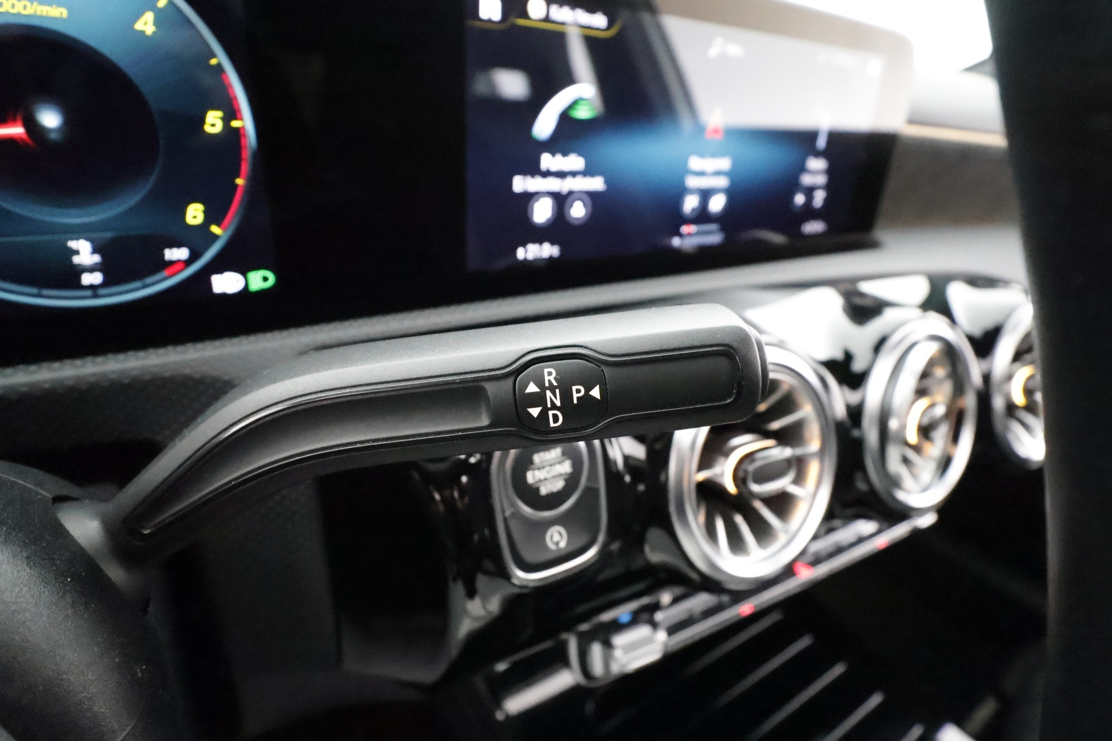 MERCEDES-BENZ A 2022