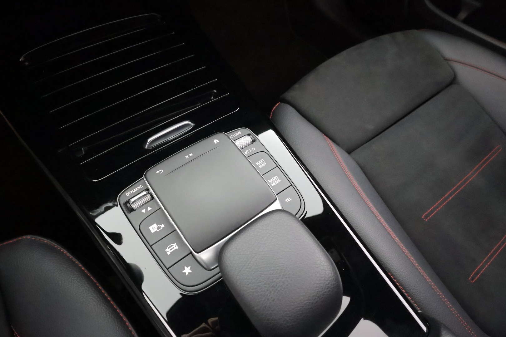 MERCEDES-BENZ A 2022