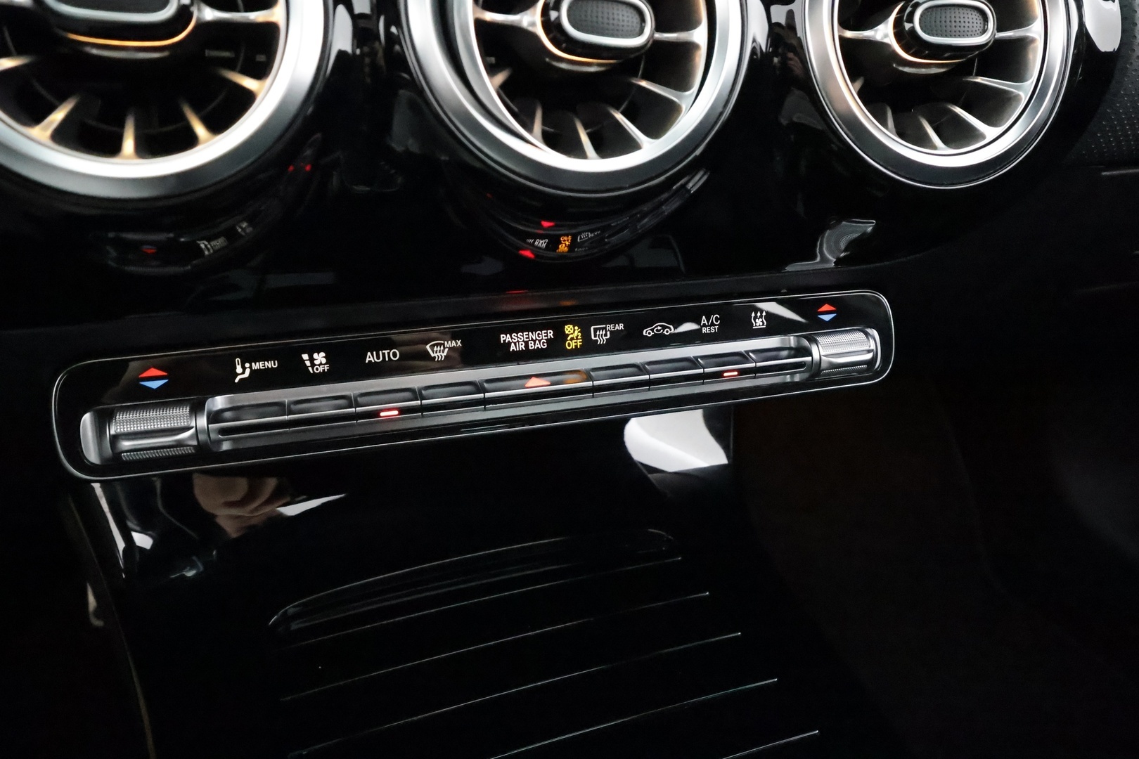 MERCEDES-BENZ A 2022