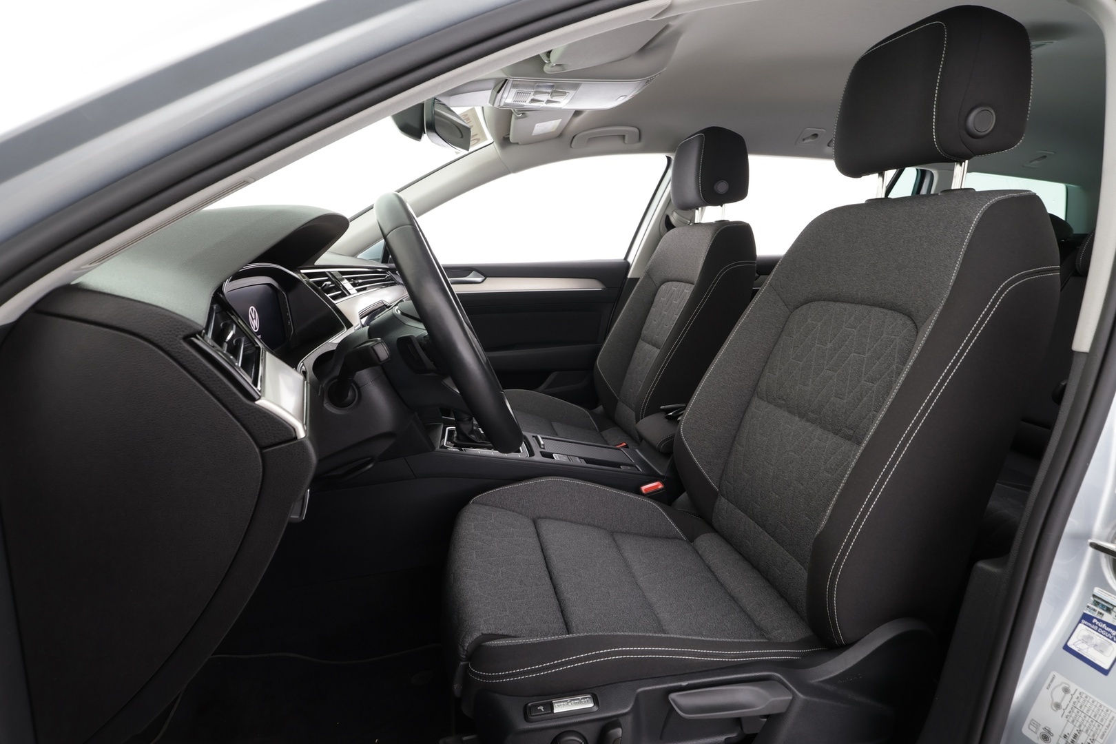 VOLKSWAGEN PASSAT 2023