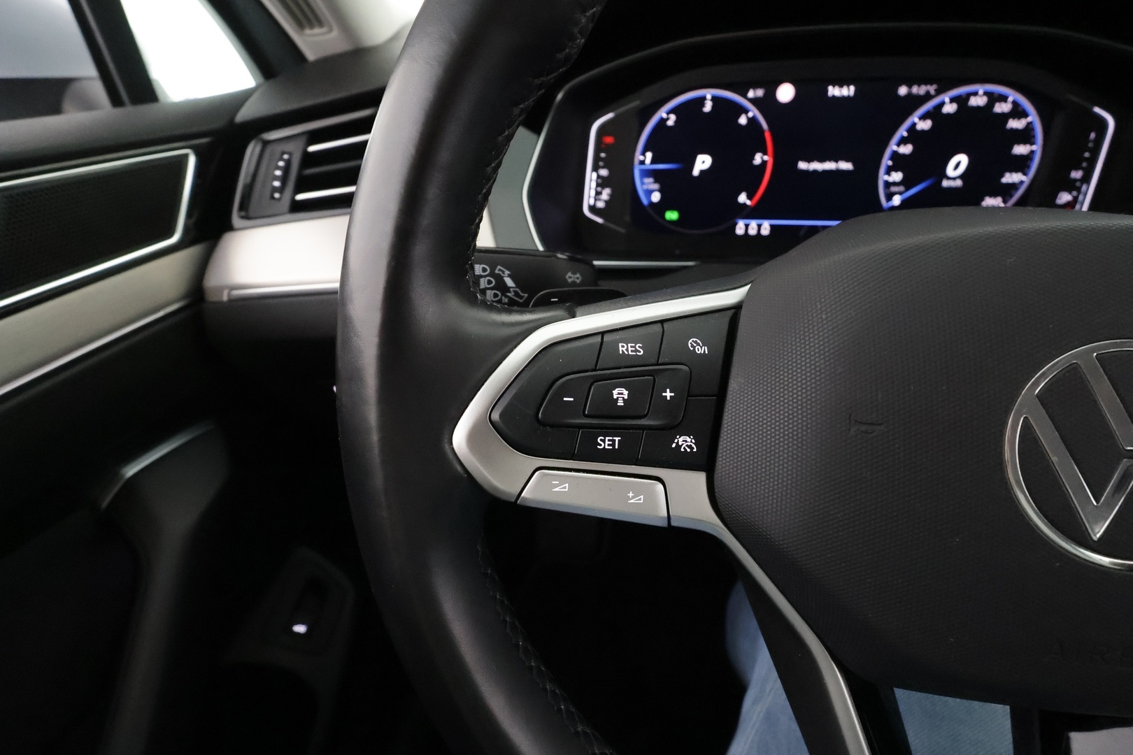 VOLKSWAGEN PASSAT 2023