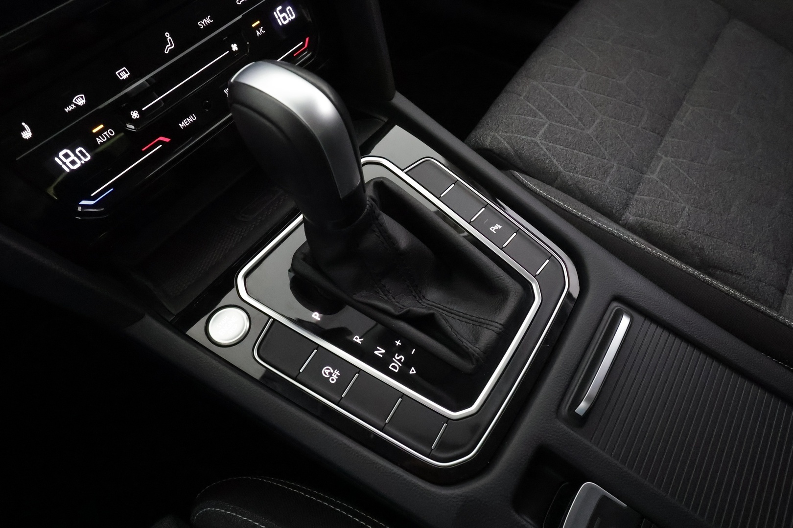 VOLKSWAGEN PASSAT 2023