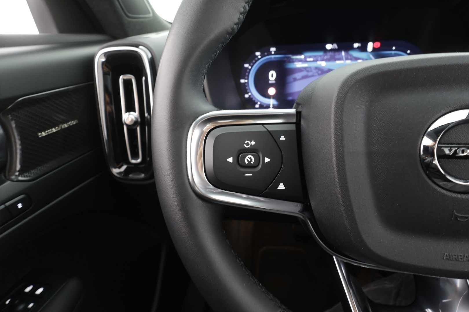 VOLVO XC40 2023