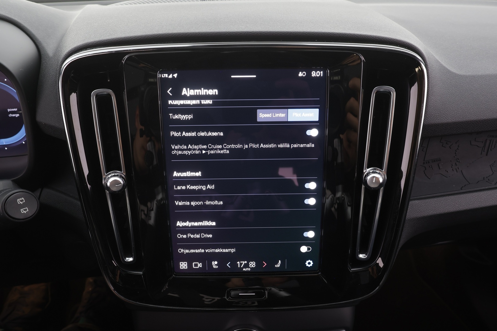 VOLVO XC40 2023