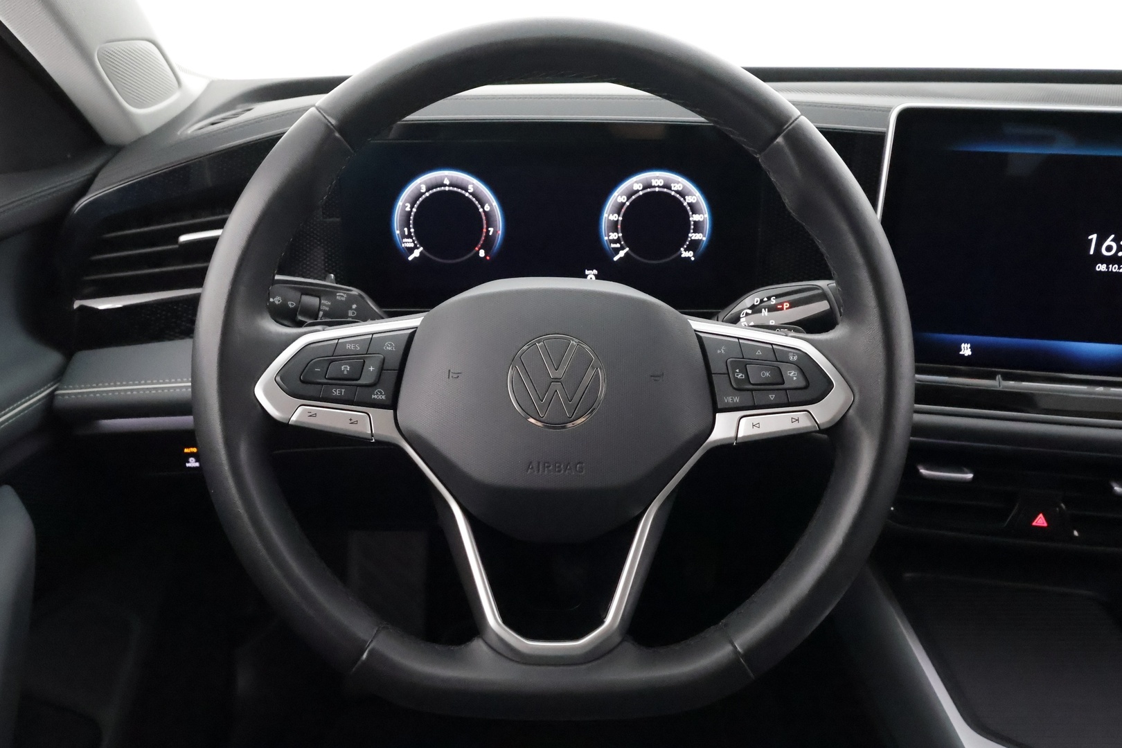 VOLKSWAGEN PASSAT 2024