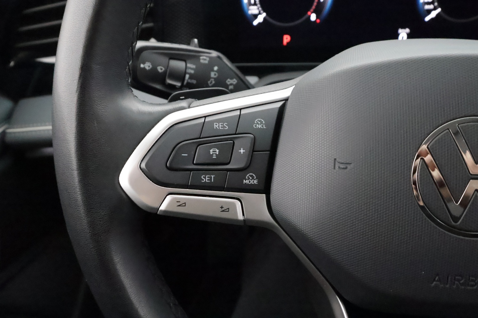 VOLKSWAGEN PASSAT 2024
