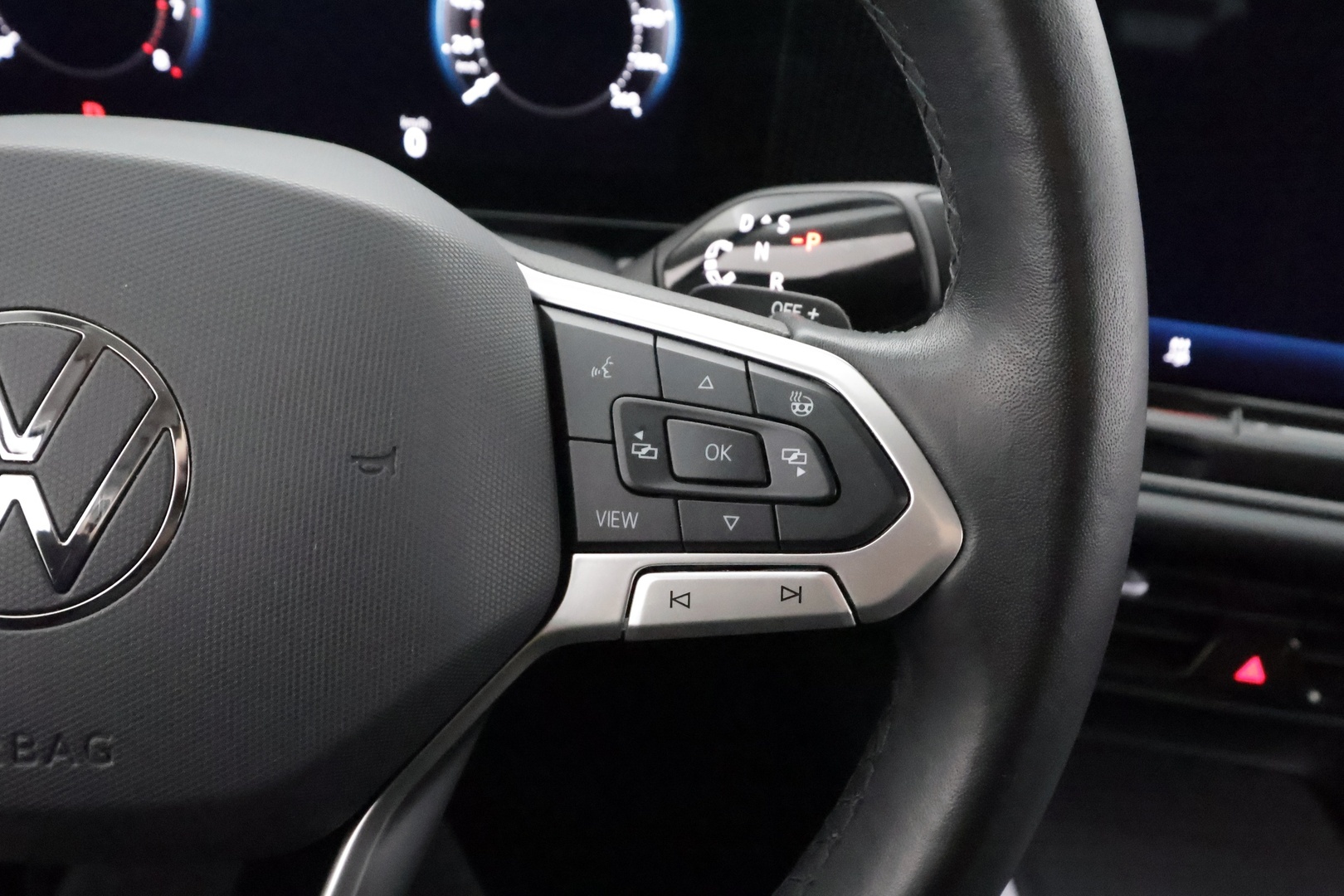 VOLKSWAGEN PASSAT 2024