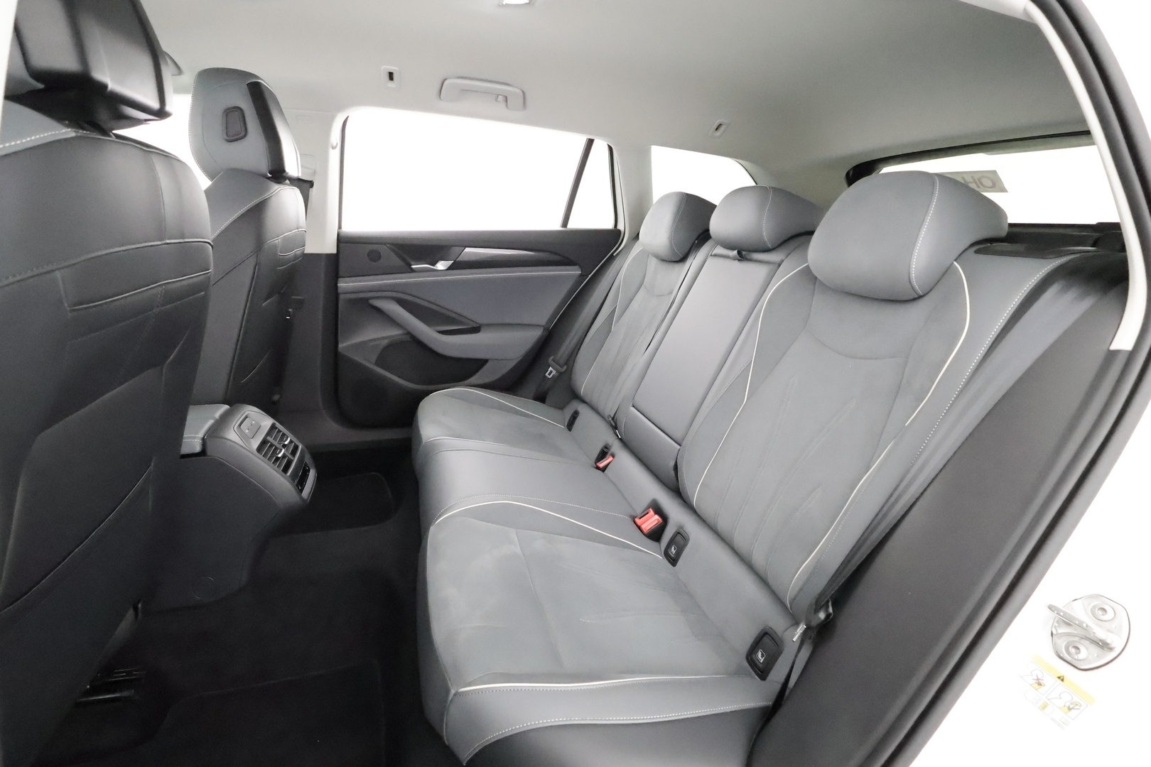 VOLKSWAGEN PASSAT 2024