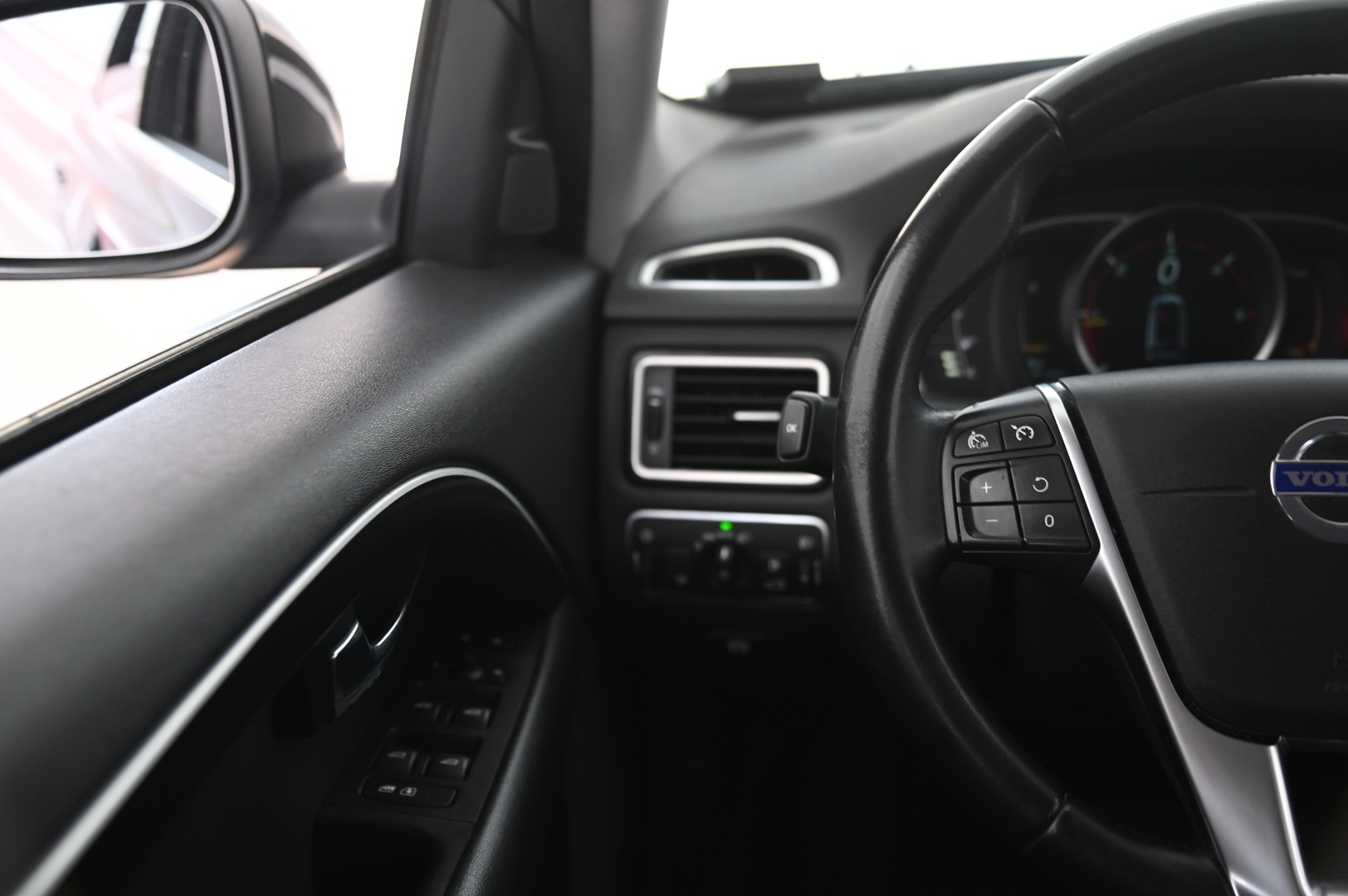 VOLVO V70 2016