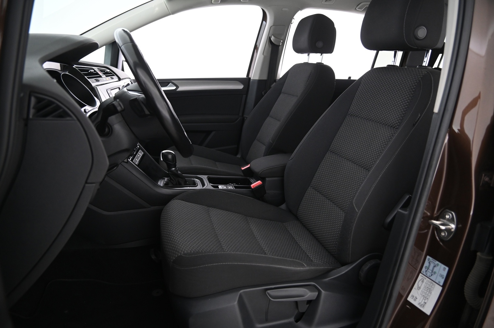 VOLKSWAGEN Touran 2016