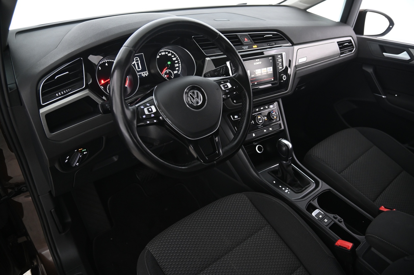 VOLKSWAGEN Touran 2016