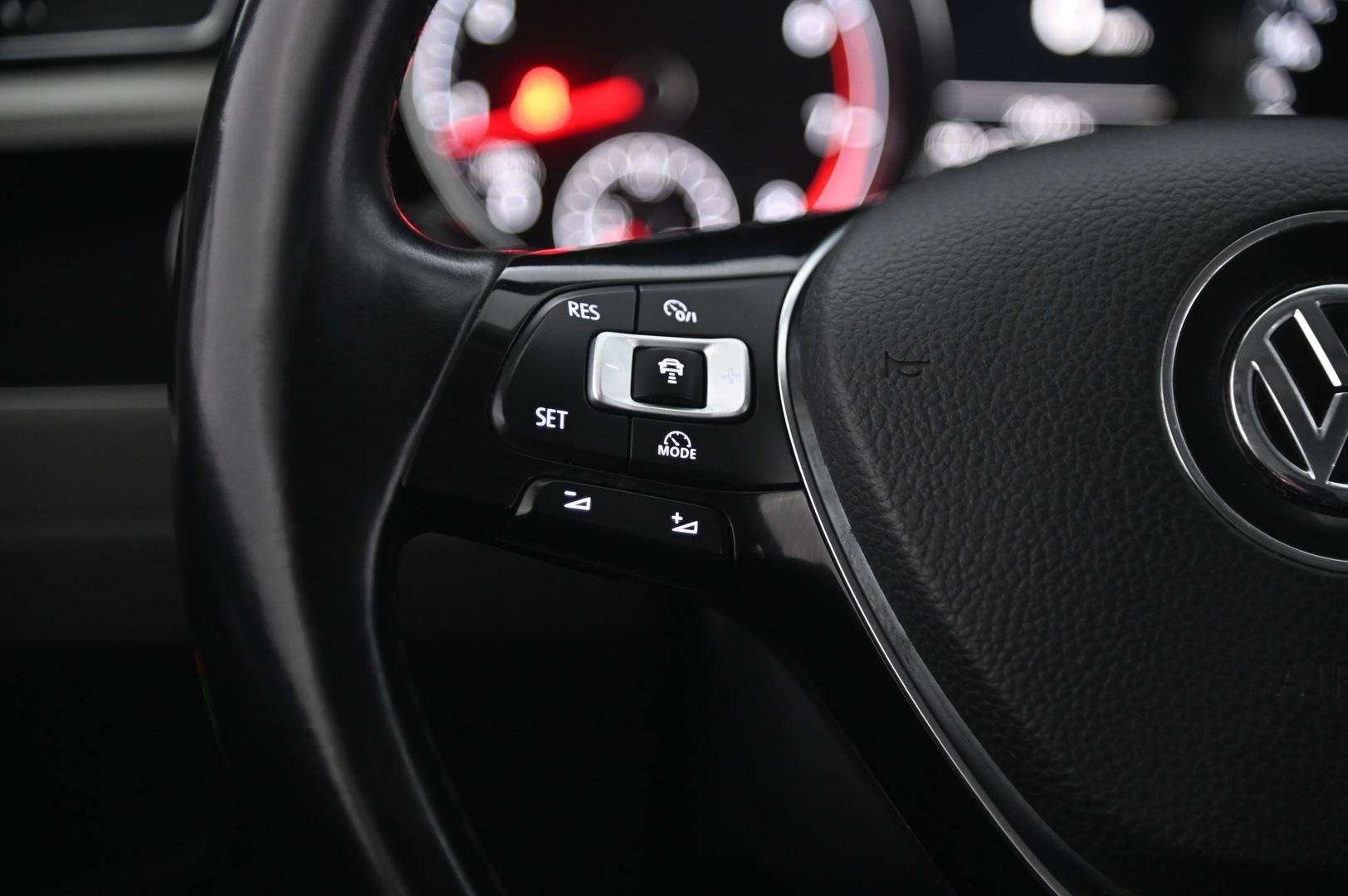 VOLKSWAGEN Touran 2016