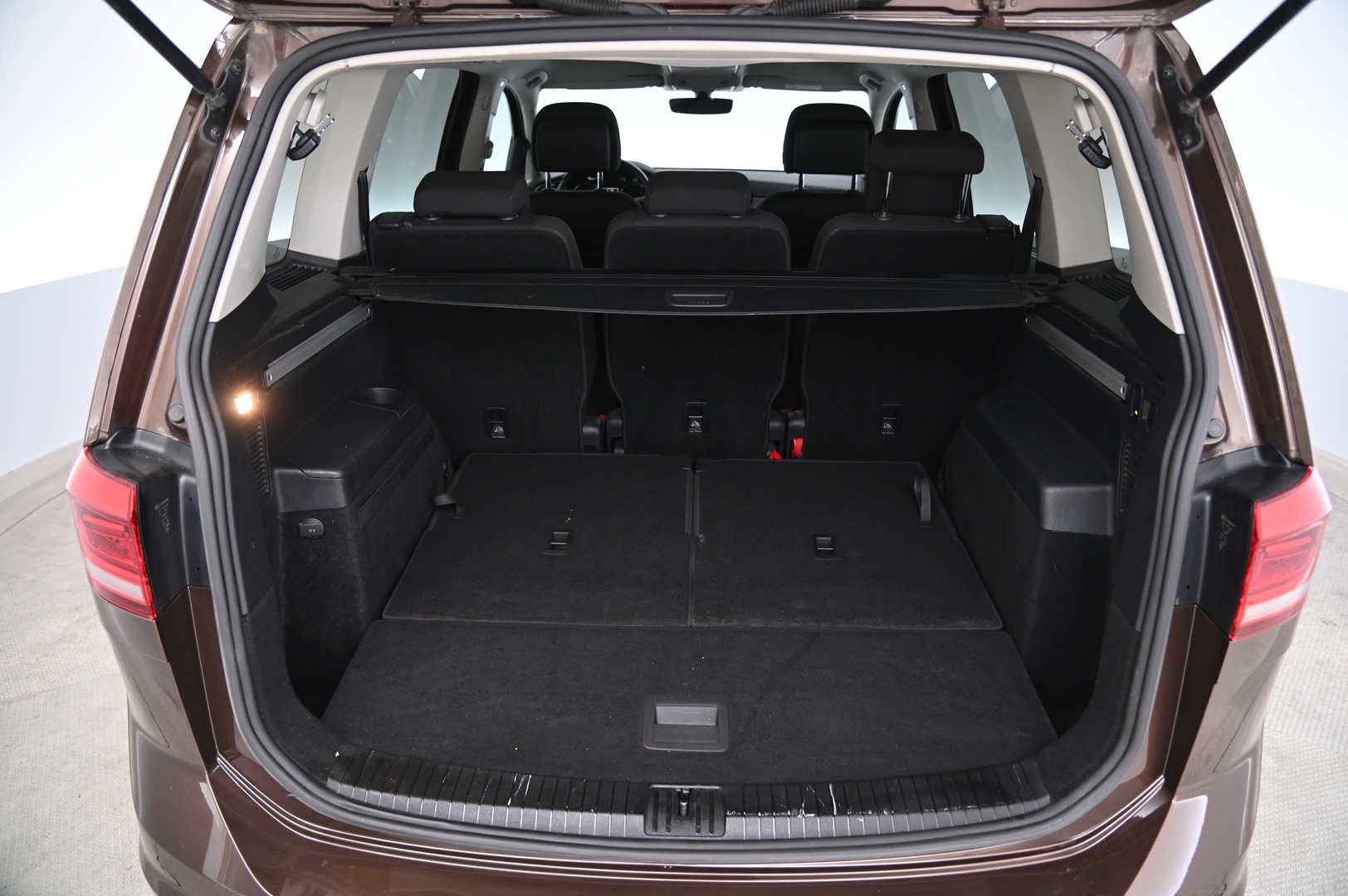 VOLKSWAGEN Touran 2016