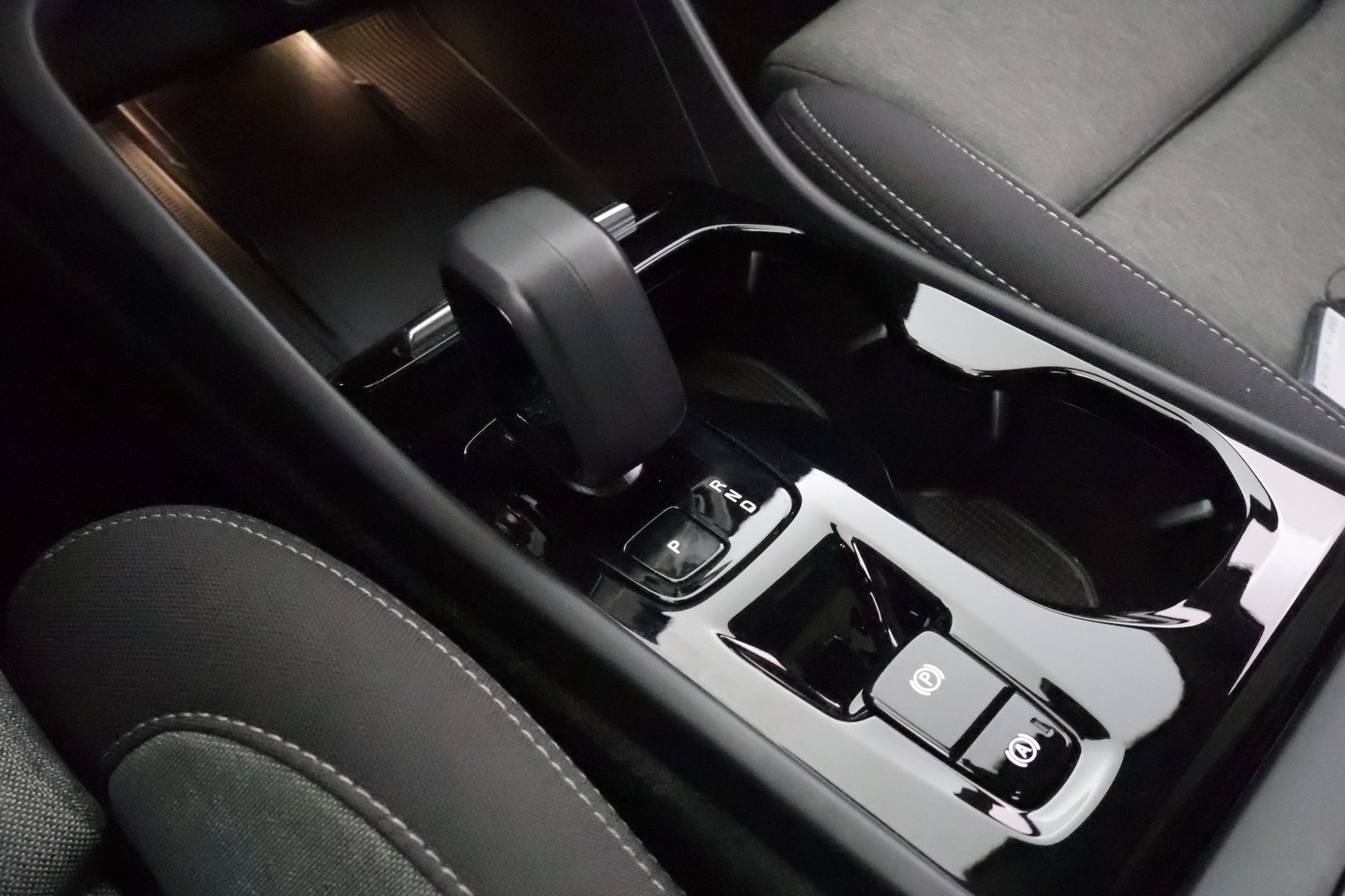 VOLVO XC40 2024