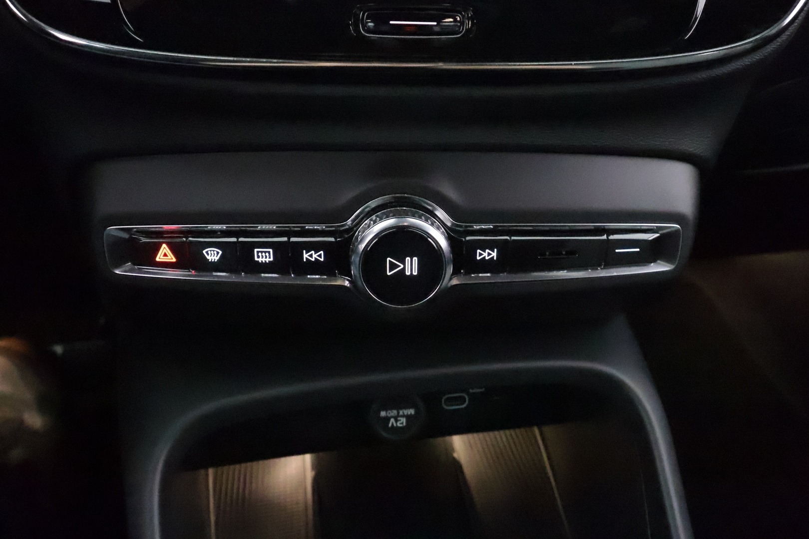 VOLVO XC40 2024