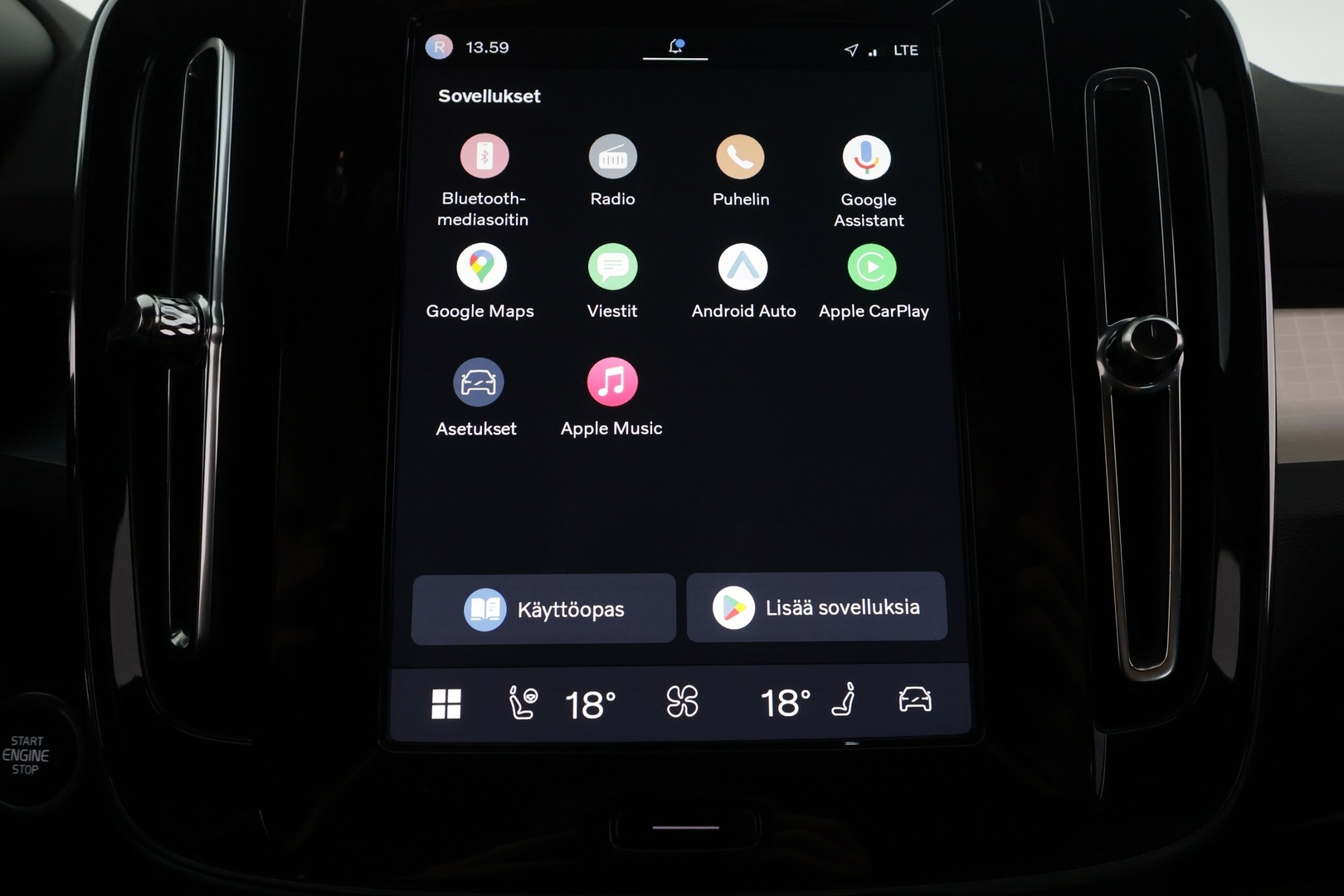 VOLVO XC40 2024