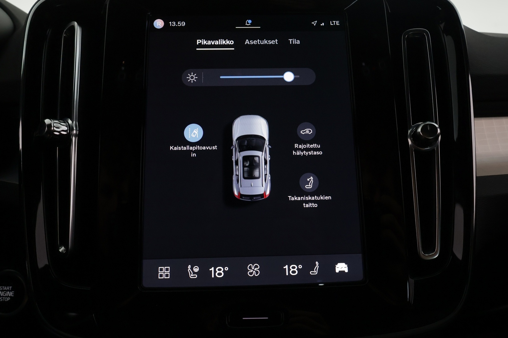 VOLVO XC40 2024