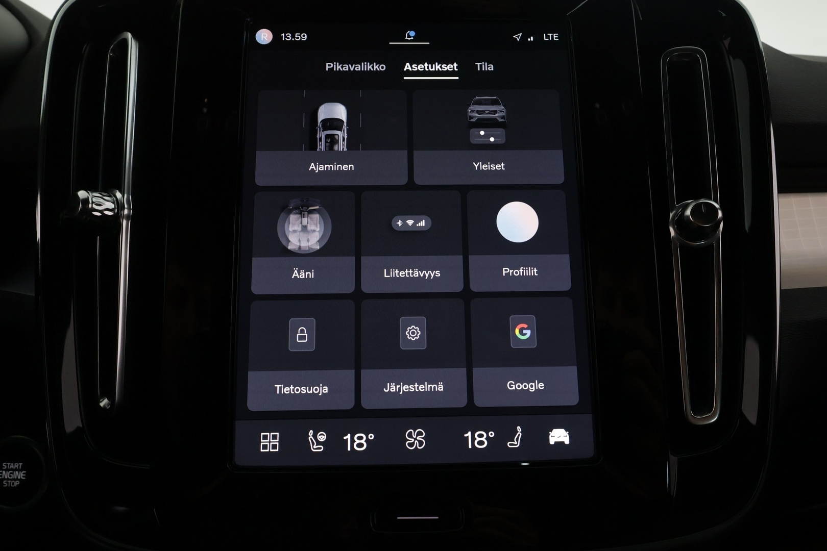 VOLVO XC40 2024