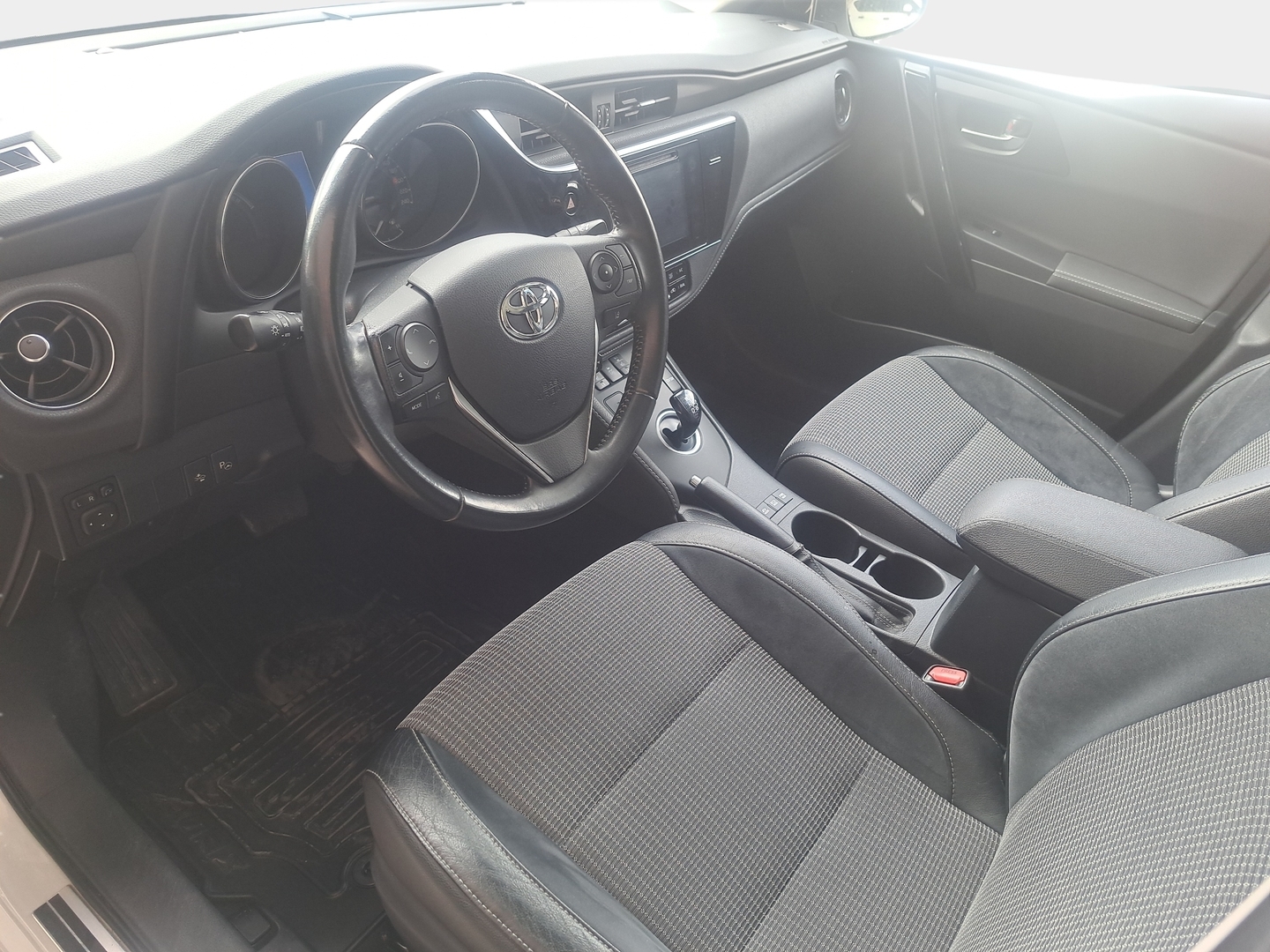 TOYOTA Auris 2017