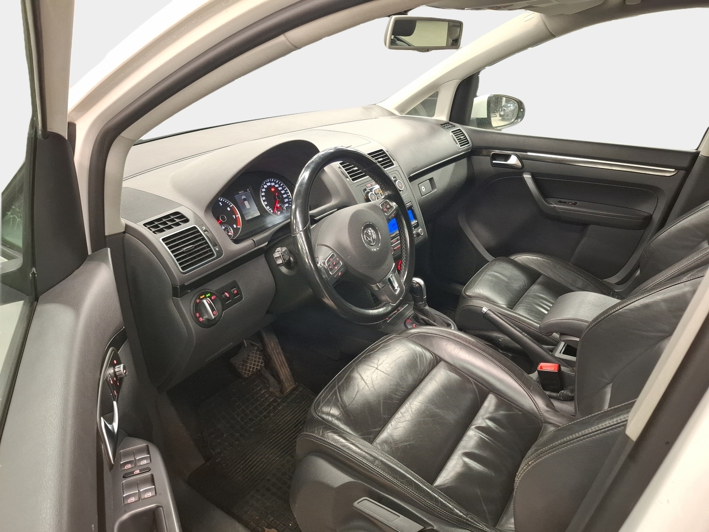 VOLKSWAGEN Touran 2011