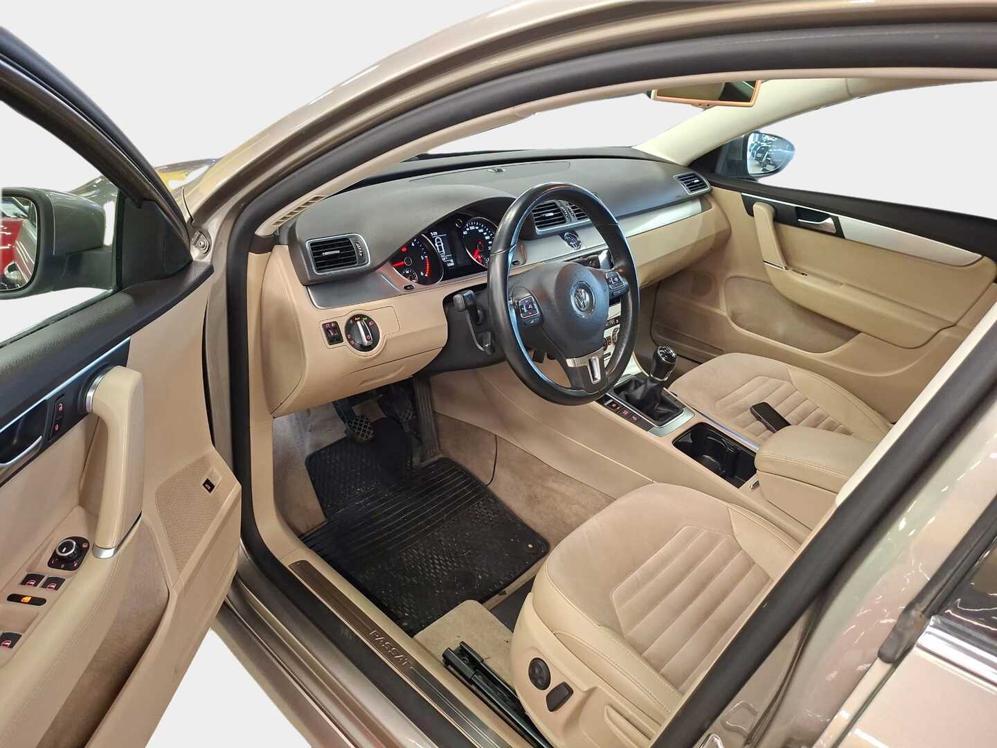 VOLKSWAGEN Passat 2012