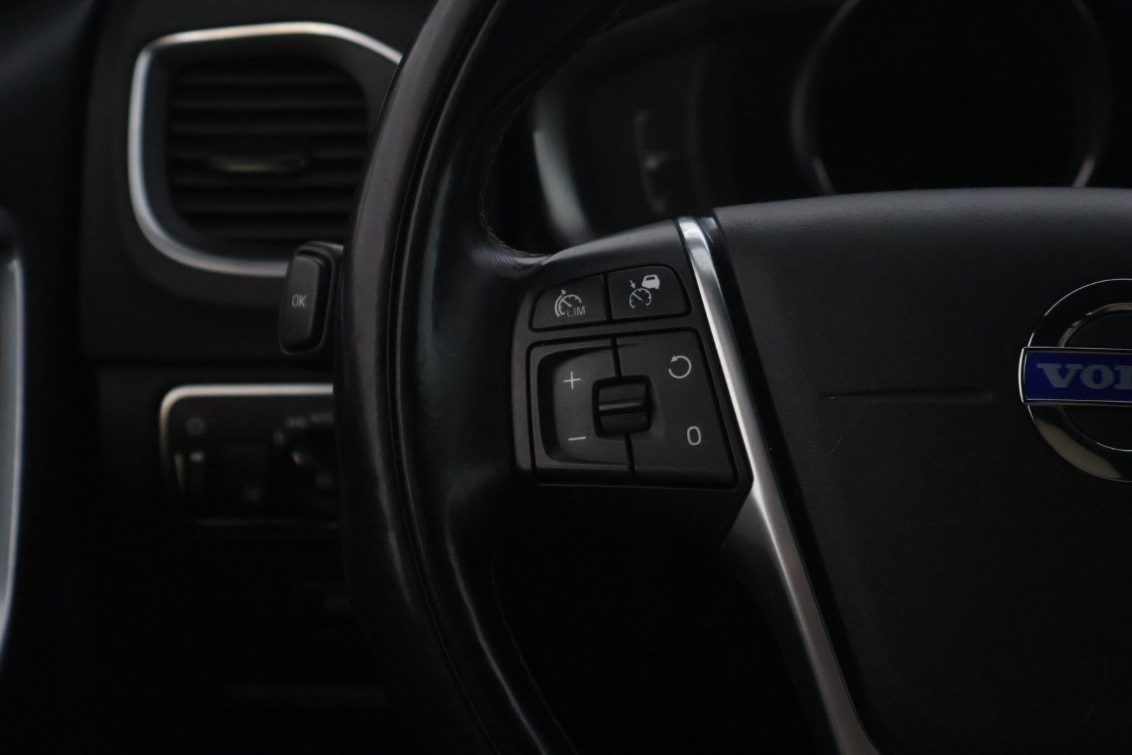 VOLVO V60 2015