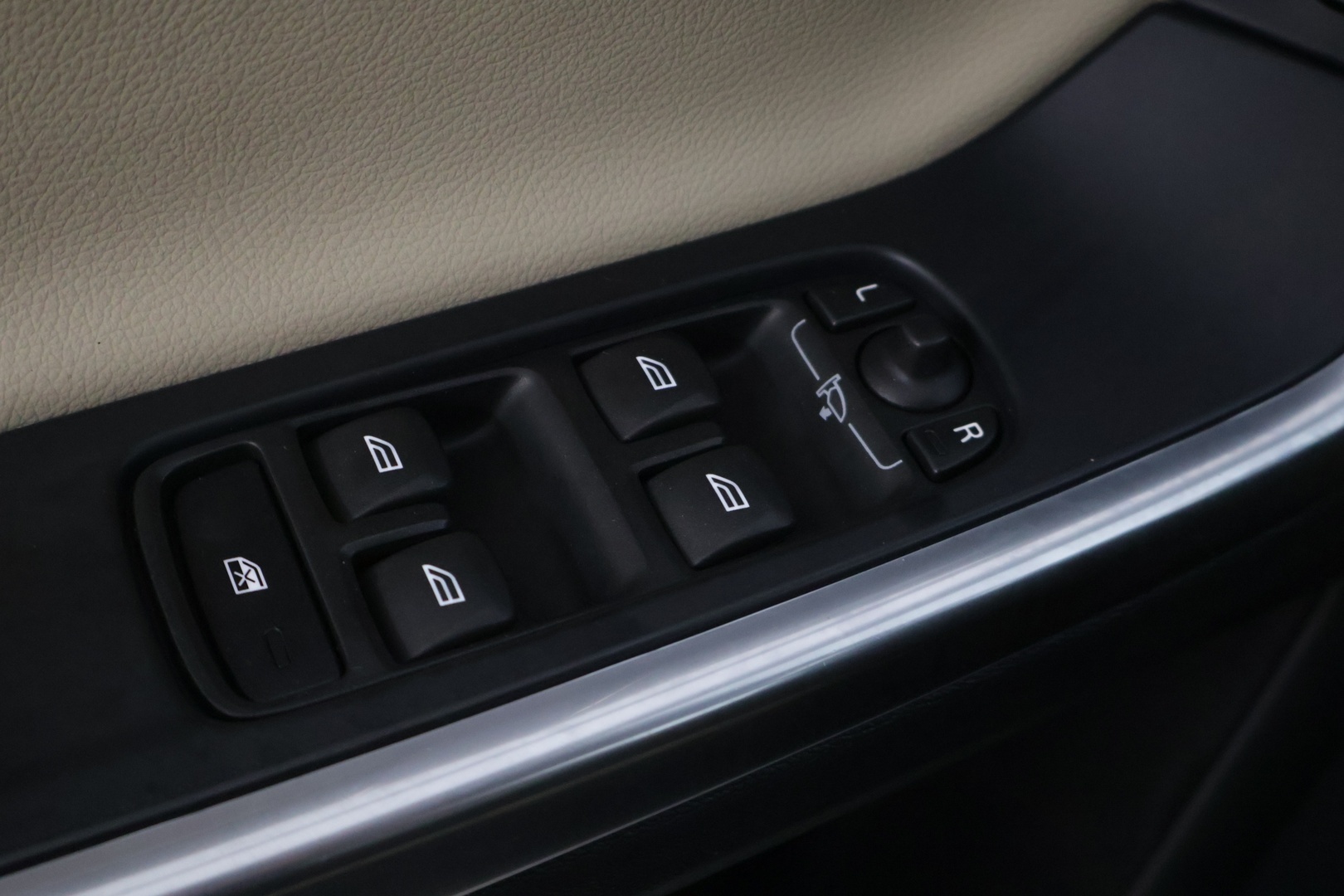 VOLVO V60 2015