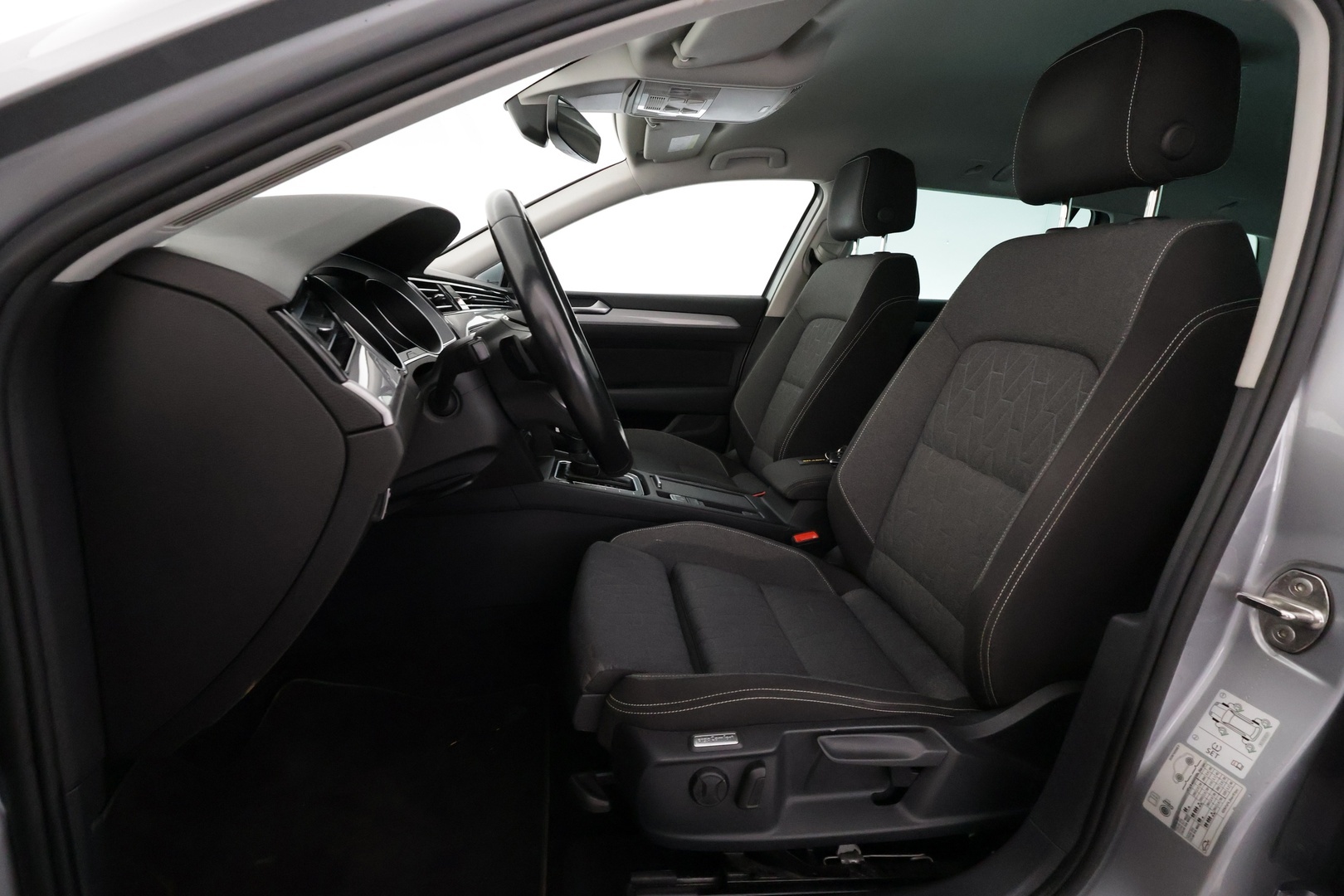 VOLKSWAGEN Passat 2024