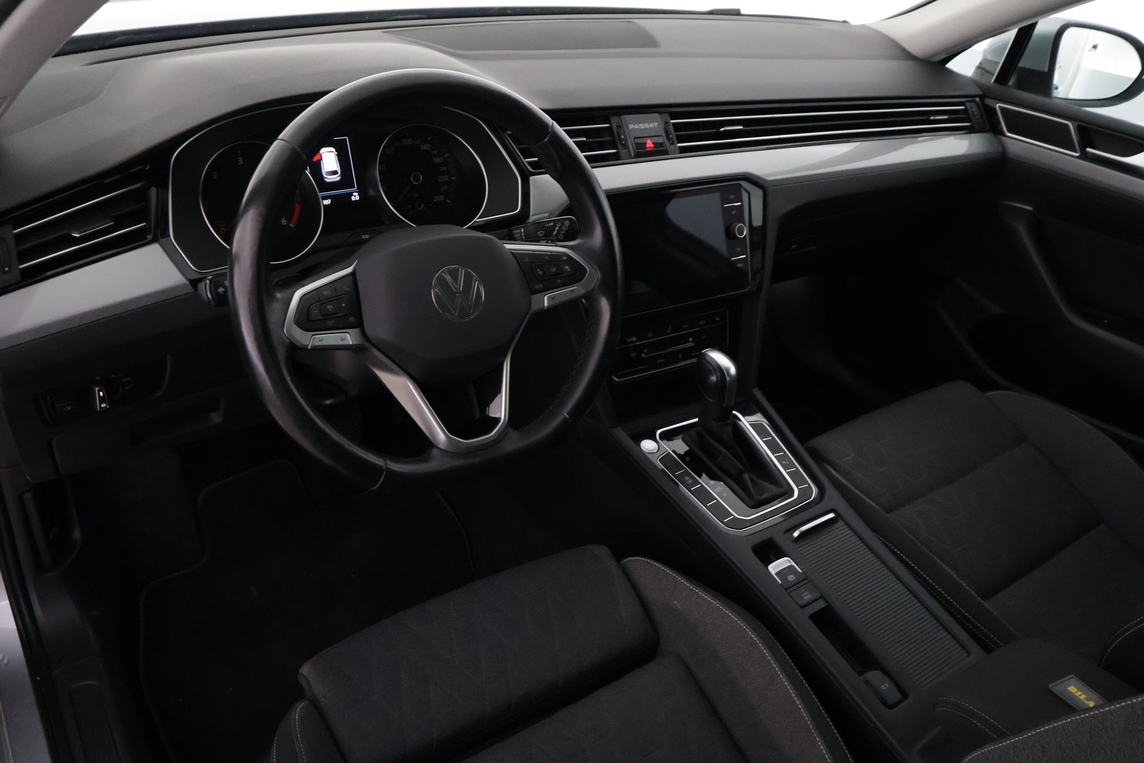 VOLKSWAGEN Passat 2024