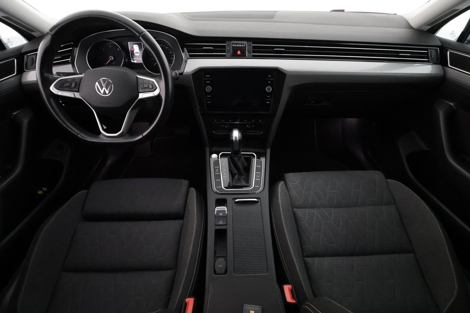 VOLKSWAGEN Passat 2024
