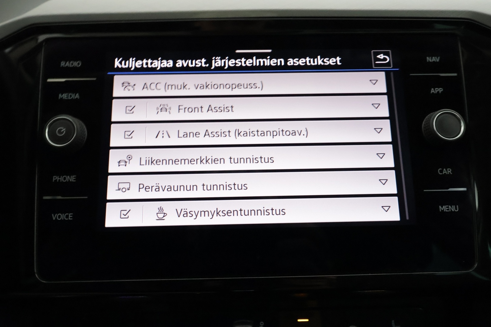 VOLKSWAGEN Passat 2024