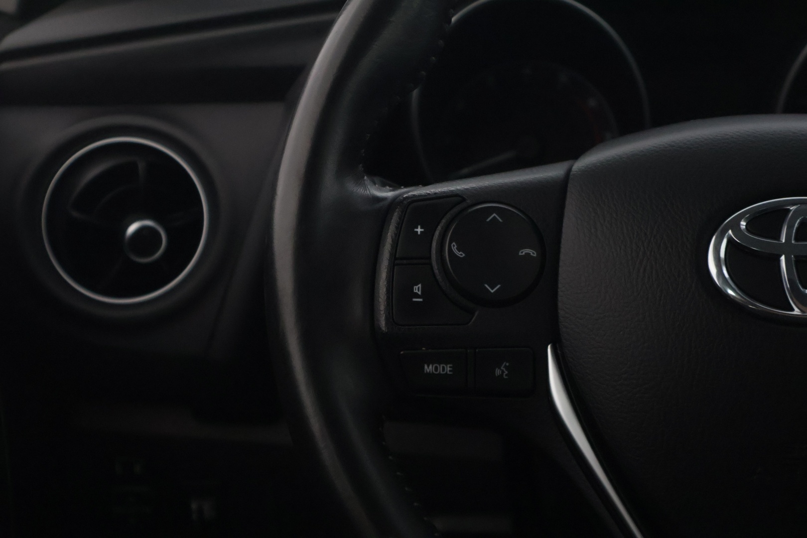TOYOTA Auris 2016