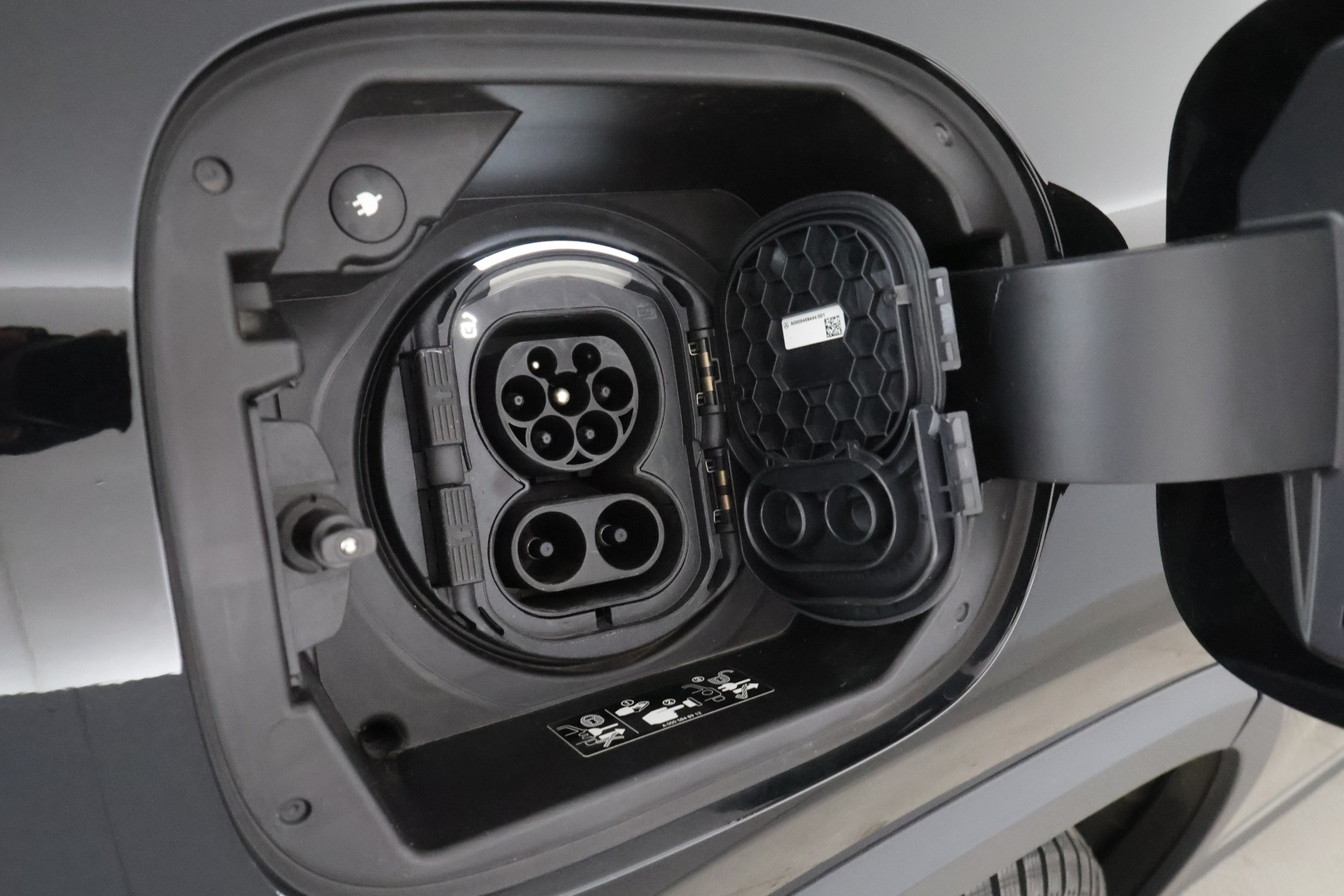 MERCEDES-BENZ EQA 2023