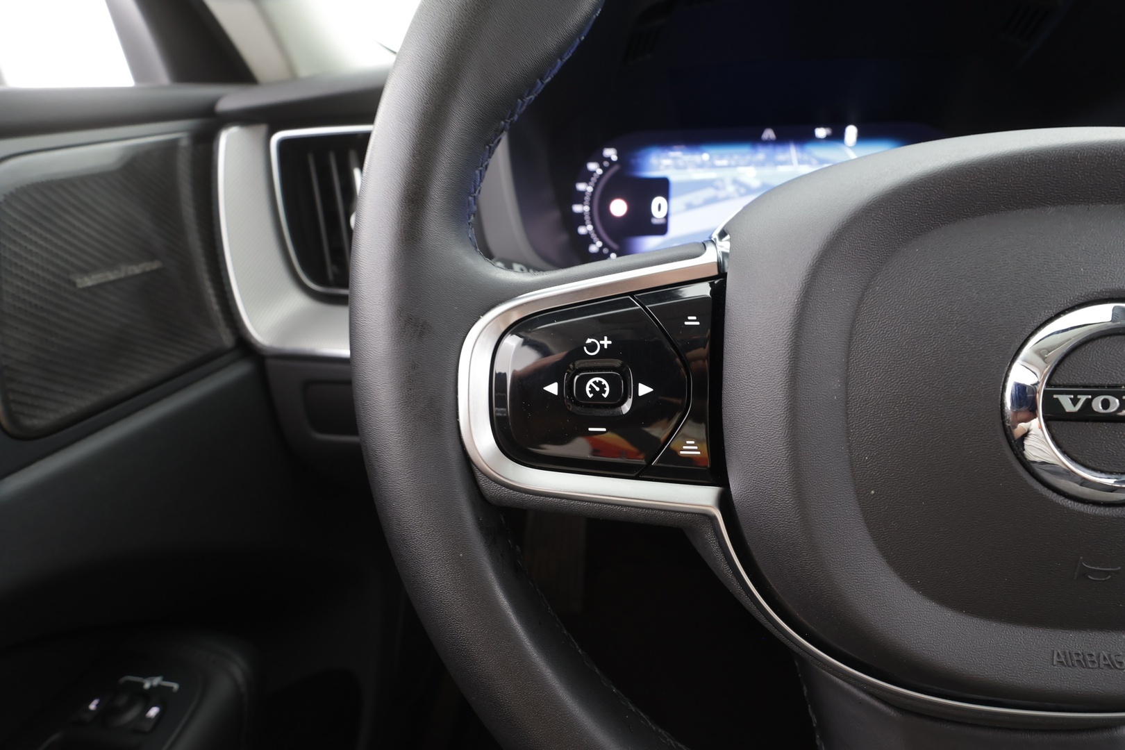 VOLVO XC60 2023