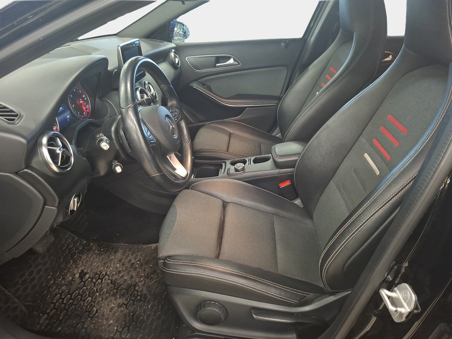 MERCEDES-BENZ A 2016