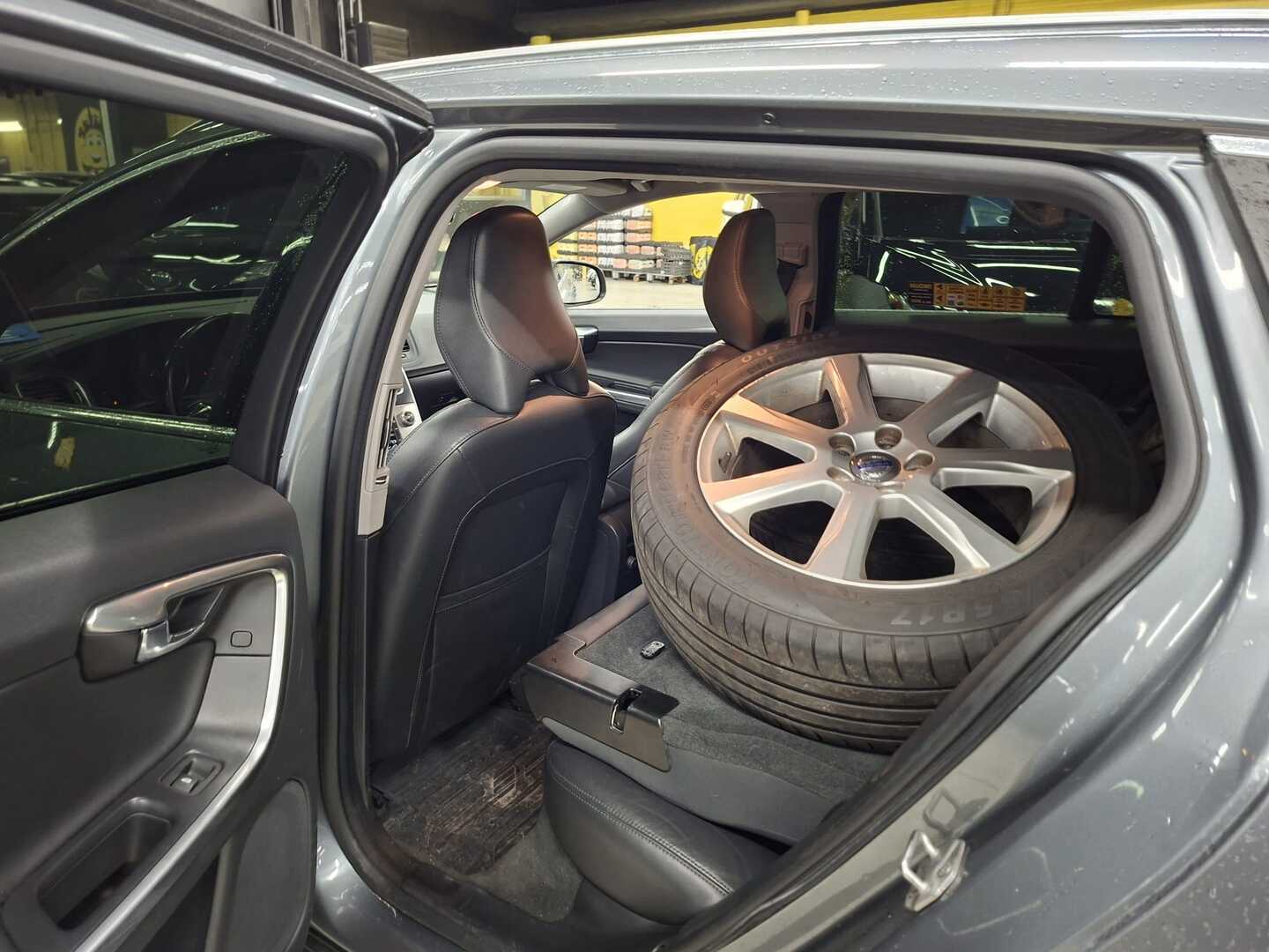 VOLVO V60 2016