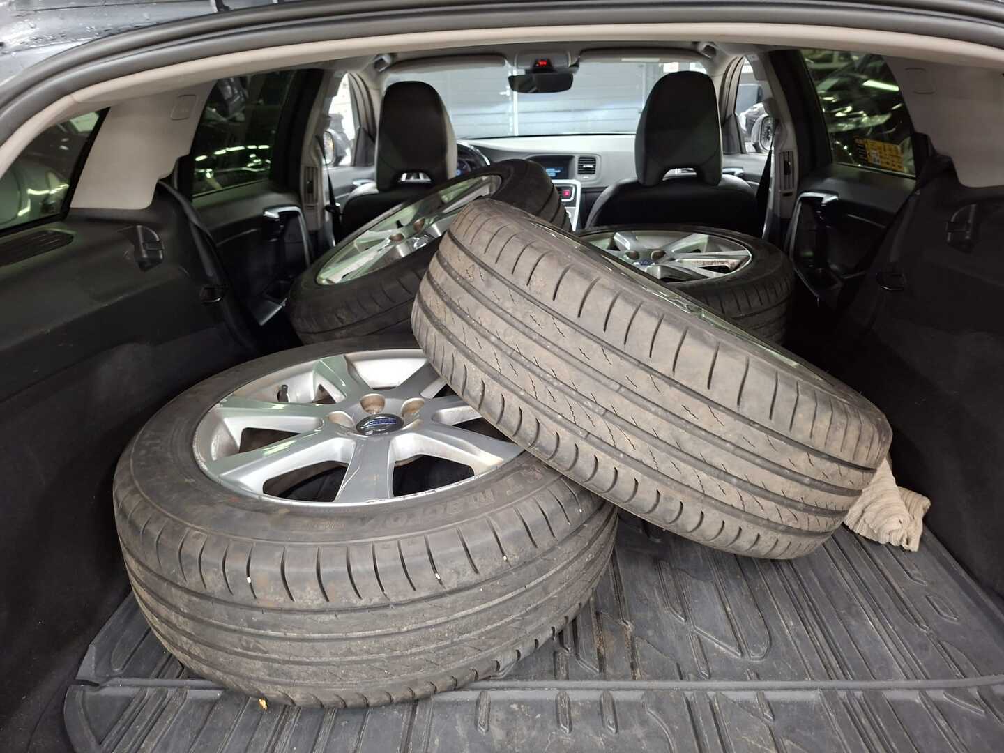 VOLVO V60 2016