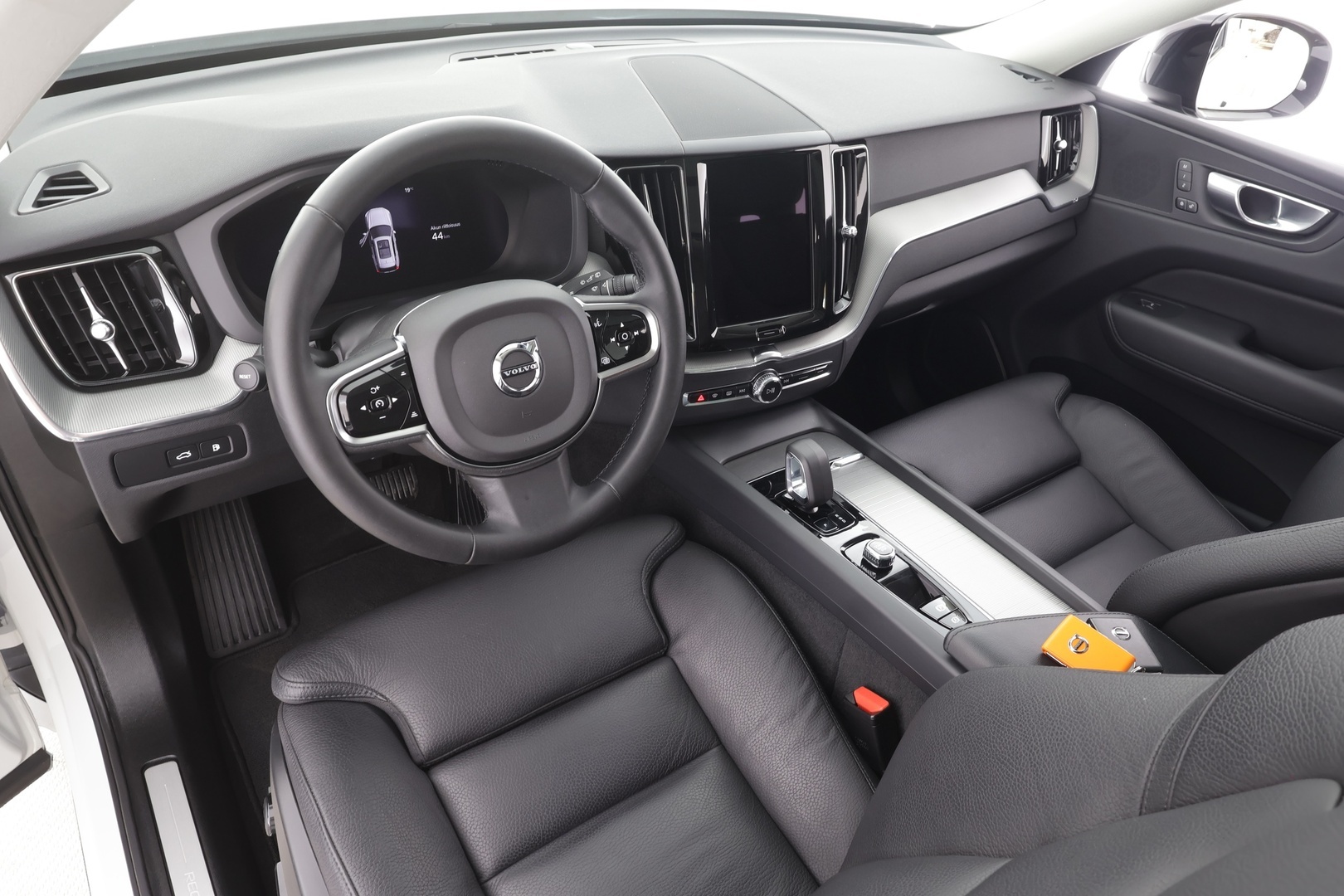 VOLVO XC60 2023
