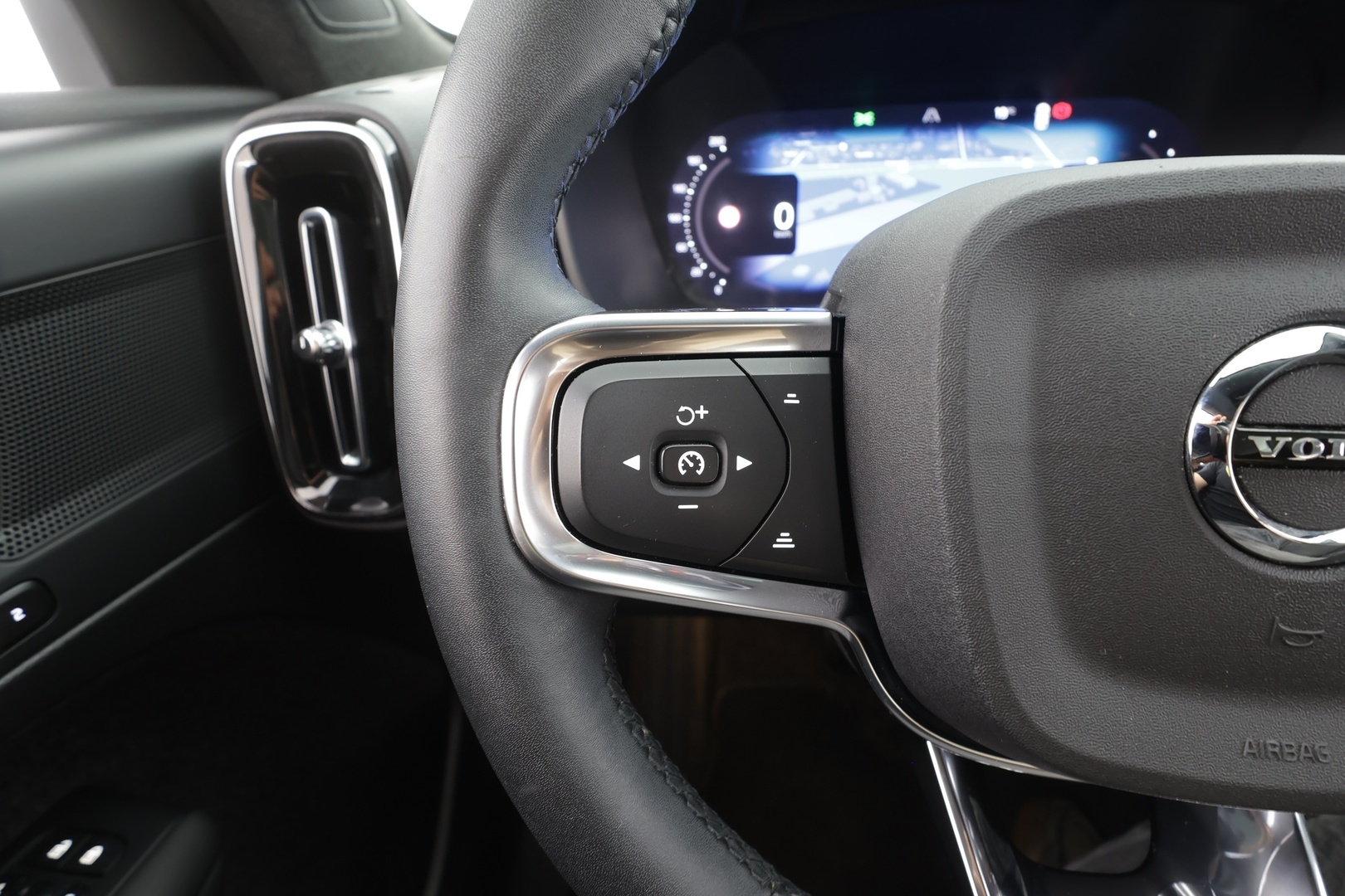 VOLVO C40 2023