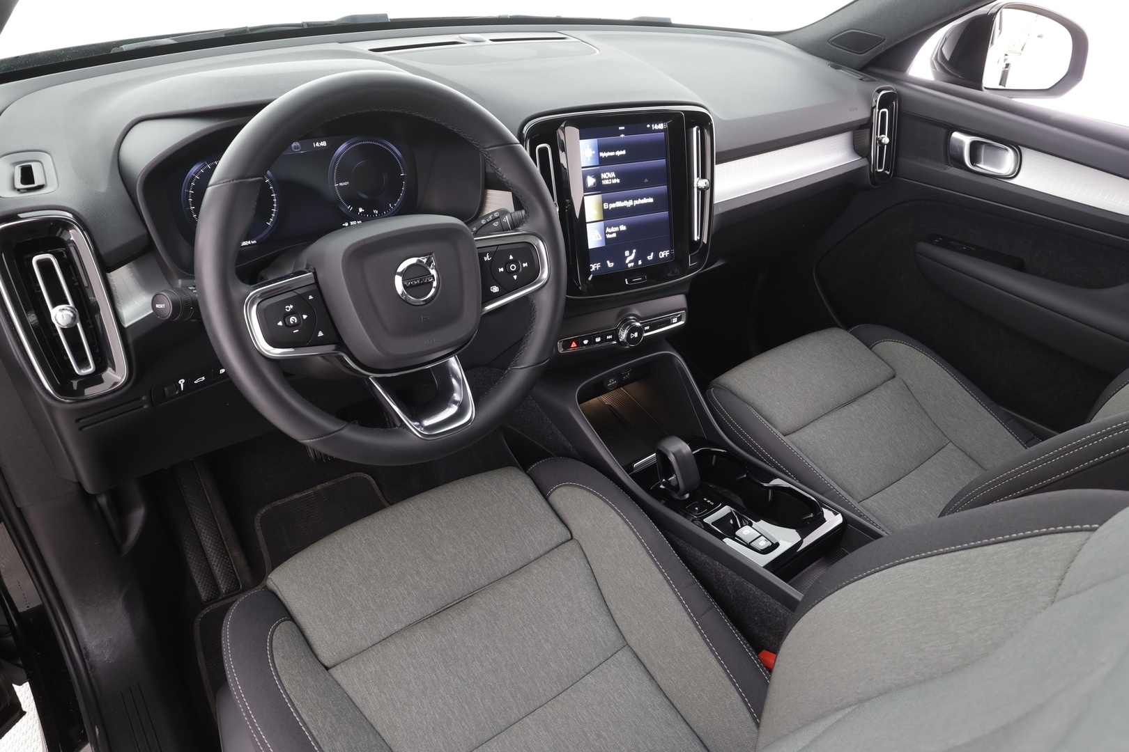 VOLVO XC40 2023