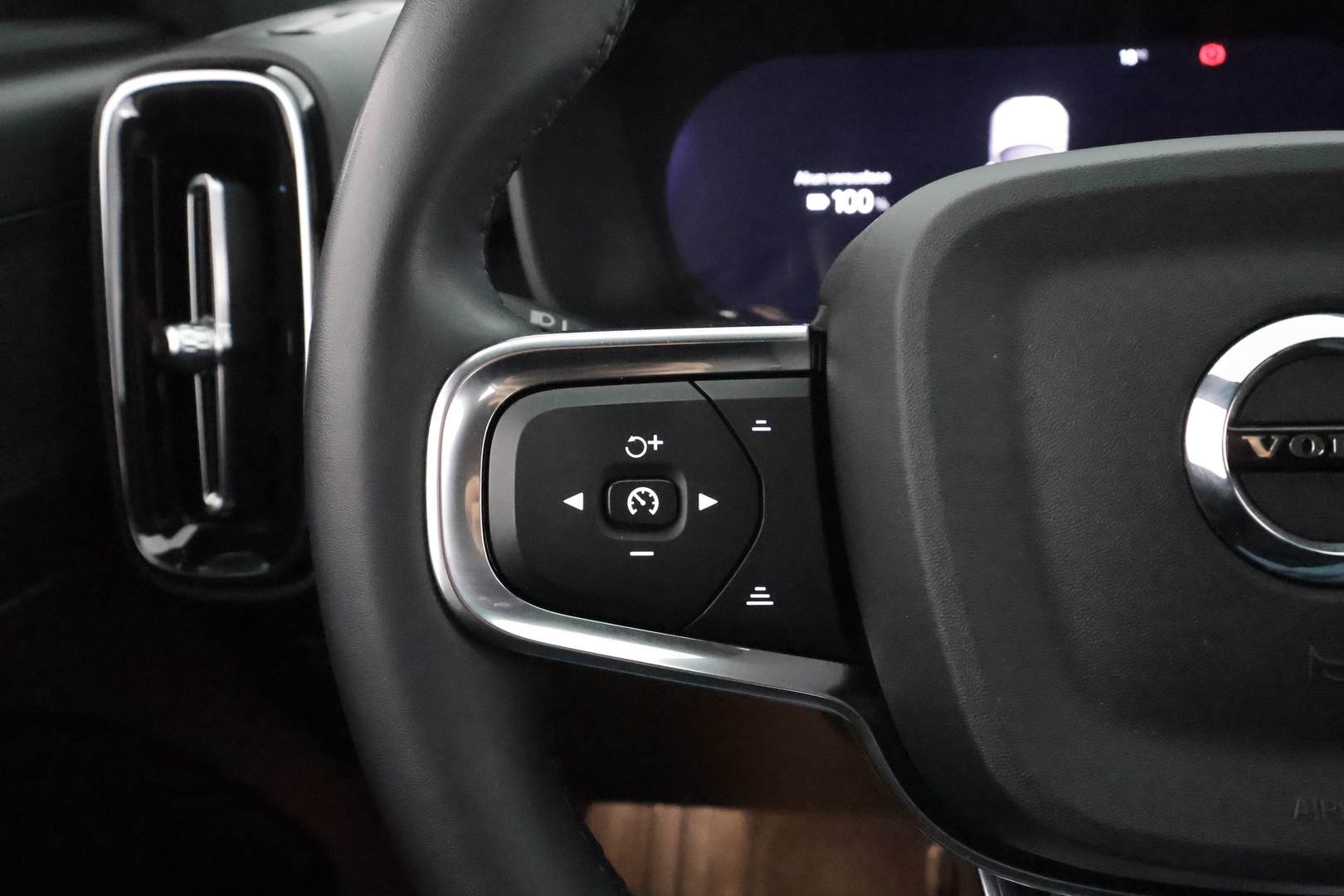 VOLVO XC40 2023