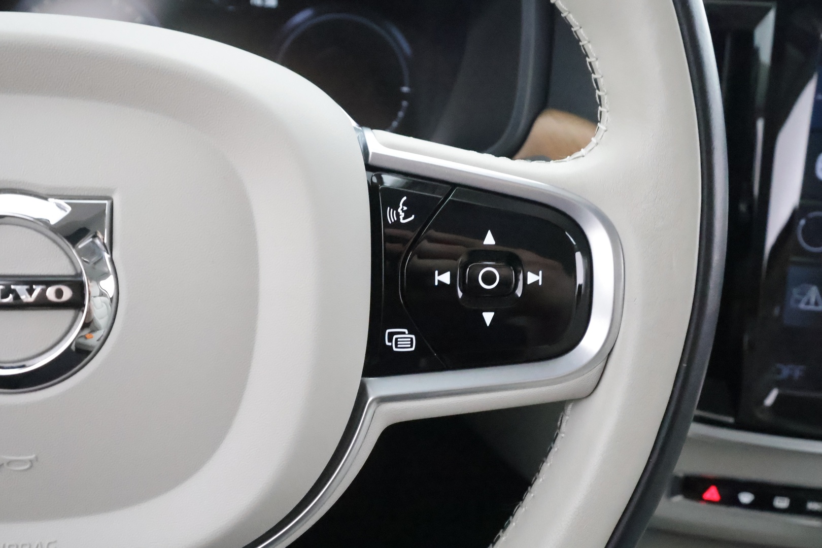 VOLVO V90 2021