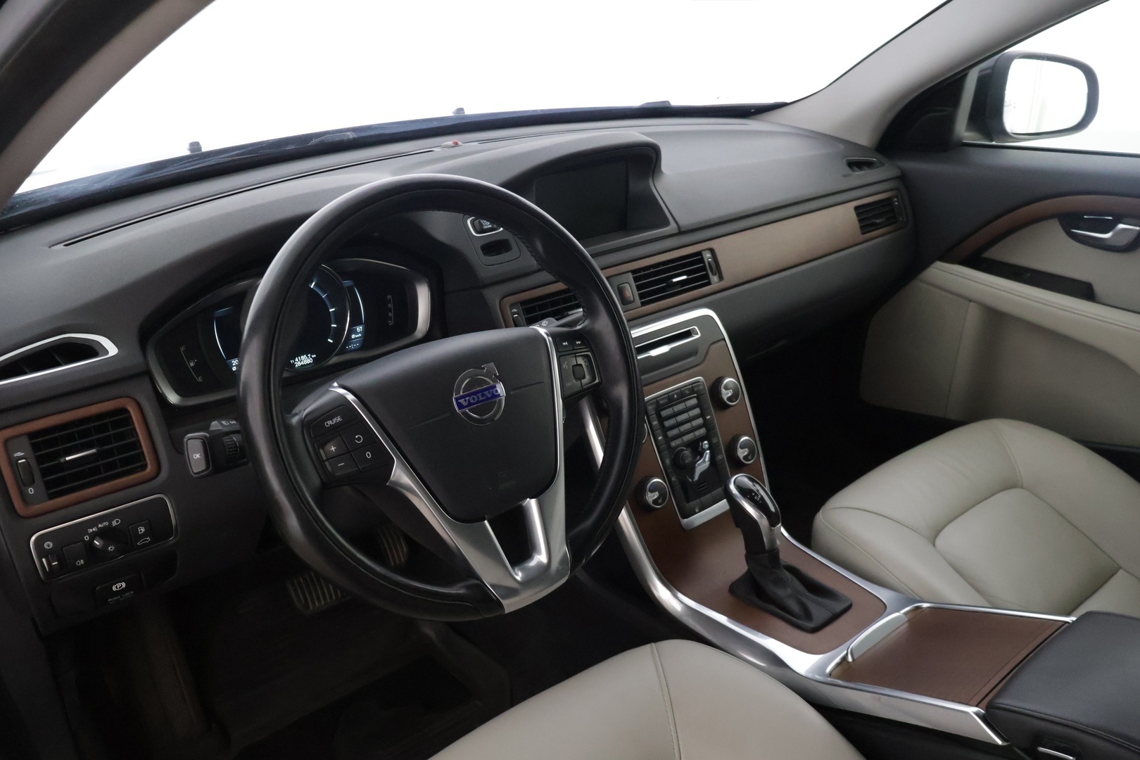 VOLVO V70 2014