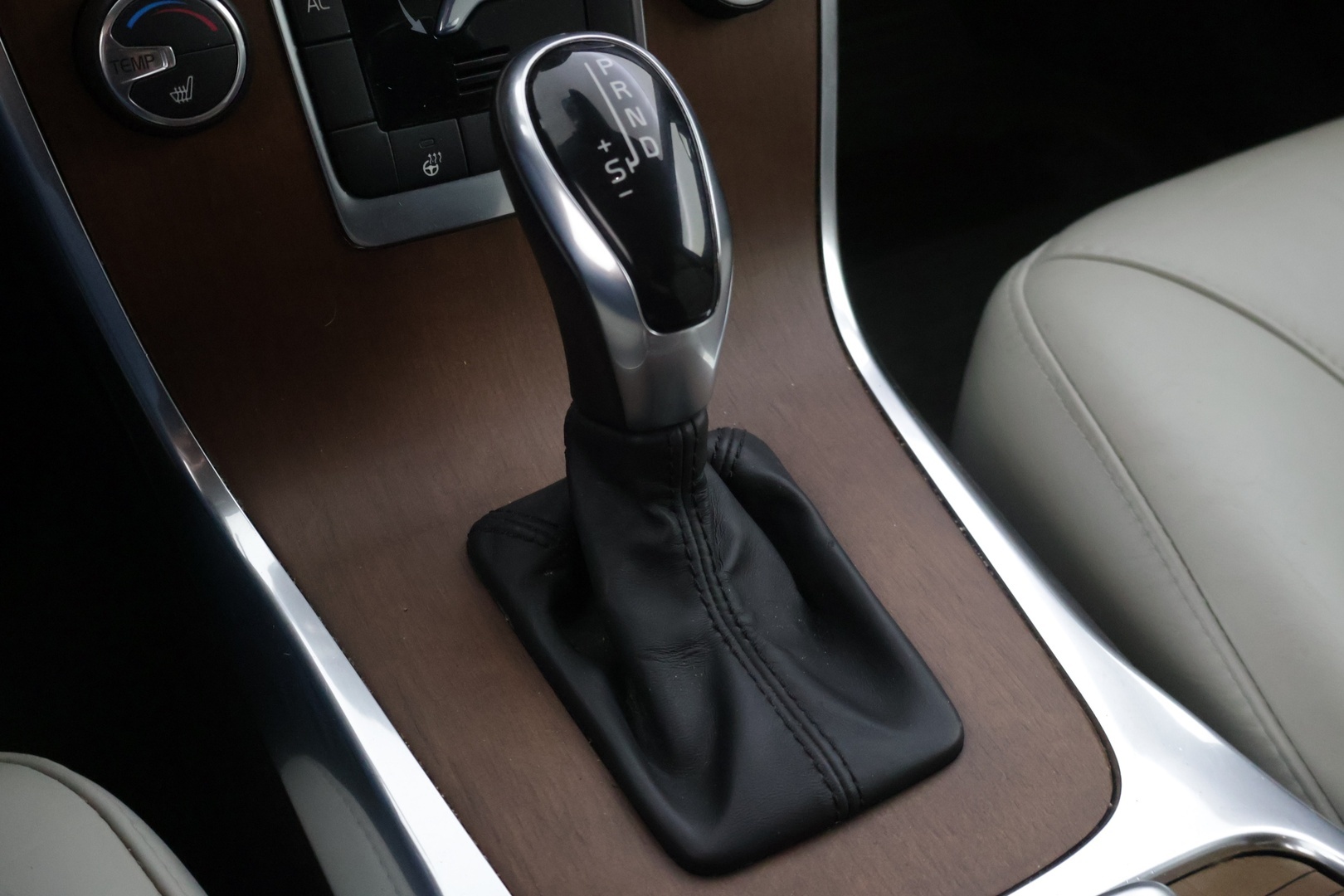 VOLVO V70 2014